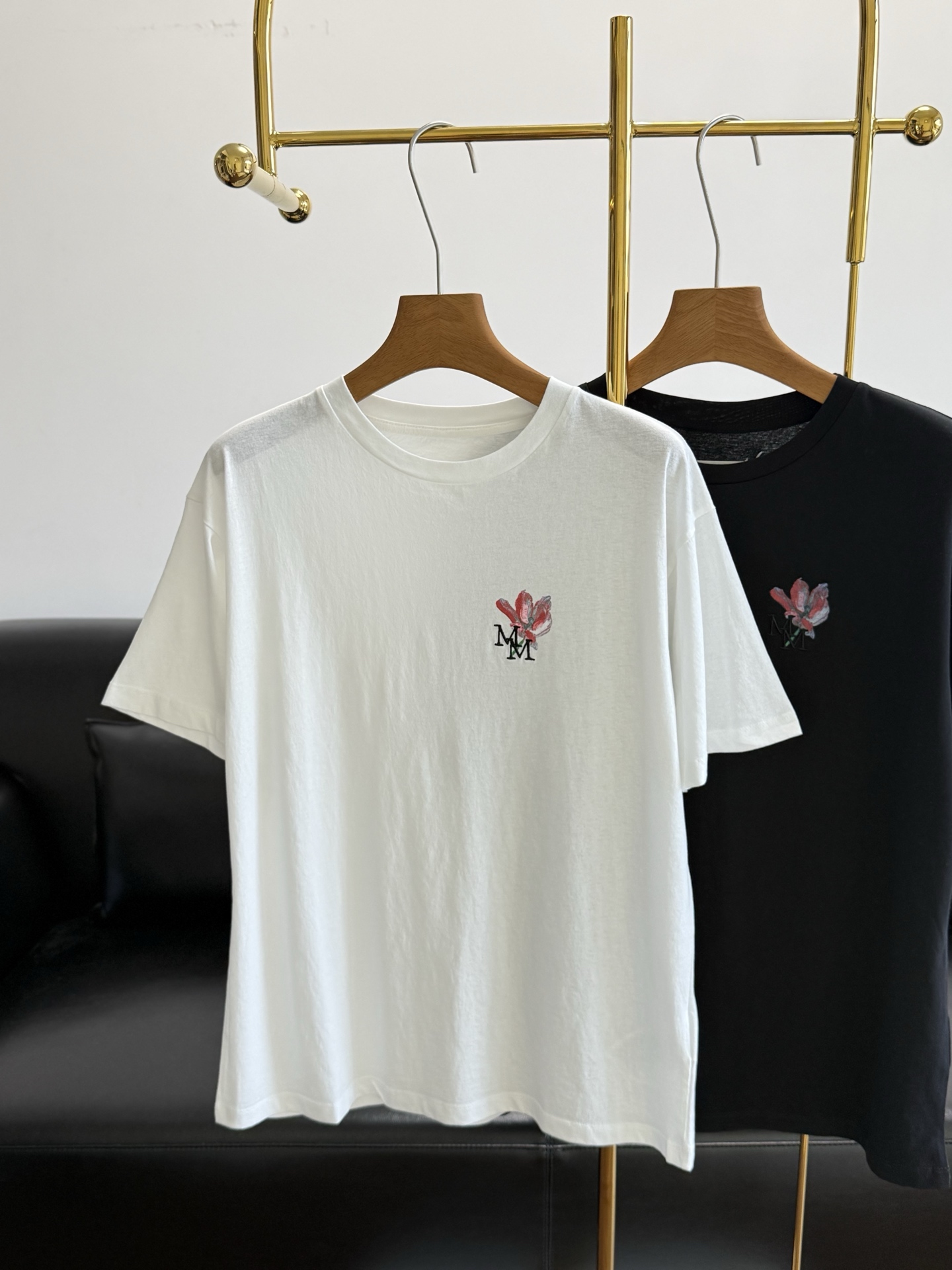 🌾马吉拉同款 花卉T恤文艺感拉满～胸口手绘花卉图案+MM刺绣100%纯棉面料！细节感拉满～宽松版型，男女