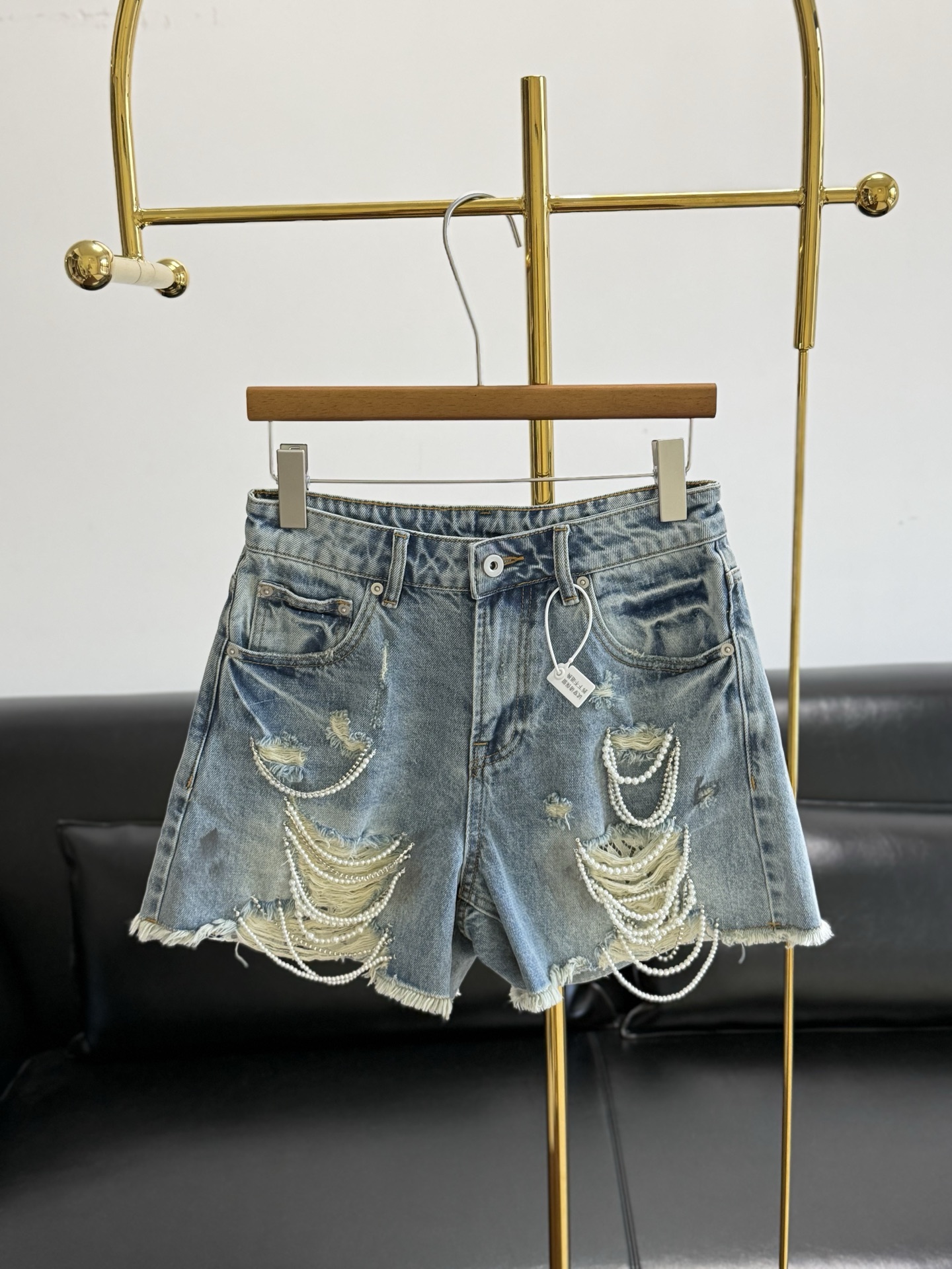 NO:822006,——UOOYAA pearl chain ripped denim shorts are made of high-quality denim, ripped holes + pearl chain design, injecting a sense of sophistication, retro and fashionable overall! Comfortable and leg-lengthening, light blue wash + raw edge details, casual and personalized. The pearl chain is super recognizable and looks great with T-shirts or sweaters. It can be easily worn for daily outings, photos, and parties. It is a must-have trendy item in summer! Size sml, shorts, tees, t-shirt,19860909——UOOYAA珍珠链条破洞牛仔短裤 采用高品质牛仔布,破洞+珍珠链条设计,整体注入一丝精致感复古又时髦! 舒适显腿长,浅蓝水洗+毛边细节,随性又有个性.珍珠链条超有辨识度,搭T恤或针织衫都很出彩,日常出街,拍照,聚会都能轻松驾驭,是夏季必入的潮流单品! 码数sml,,shorts,tees，t-shirt,,Women's clothing
