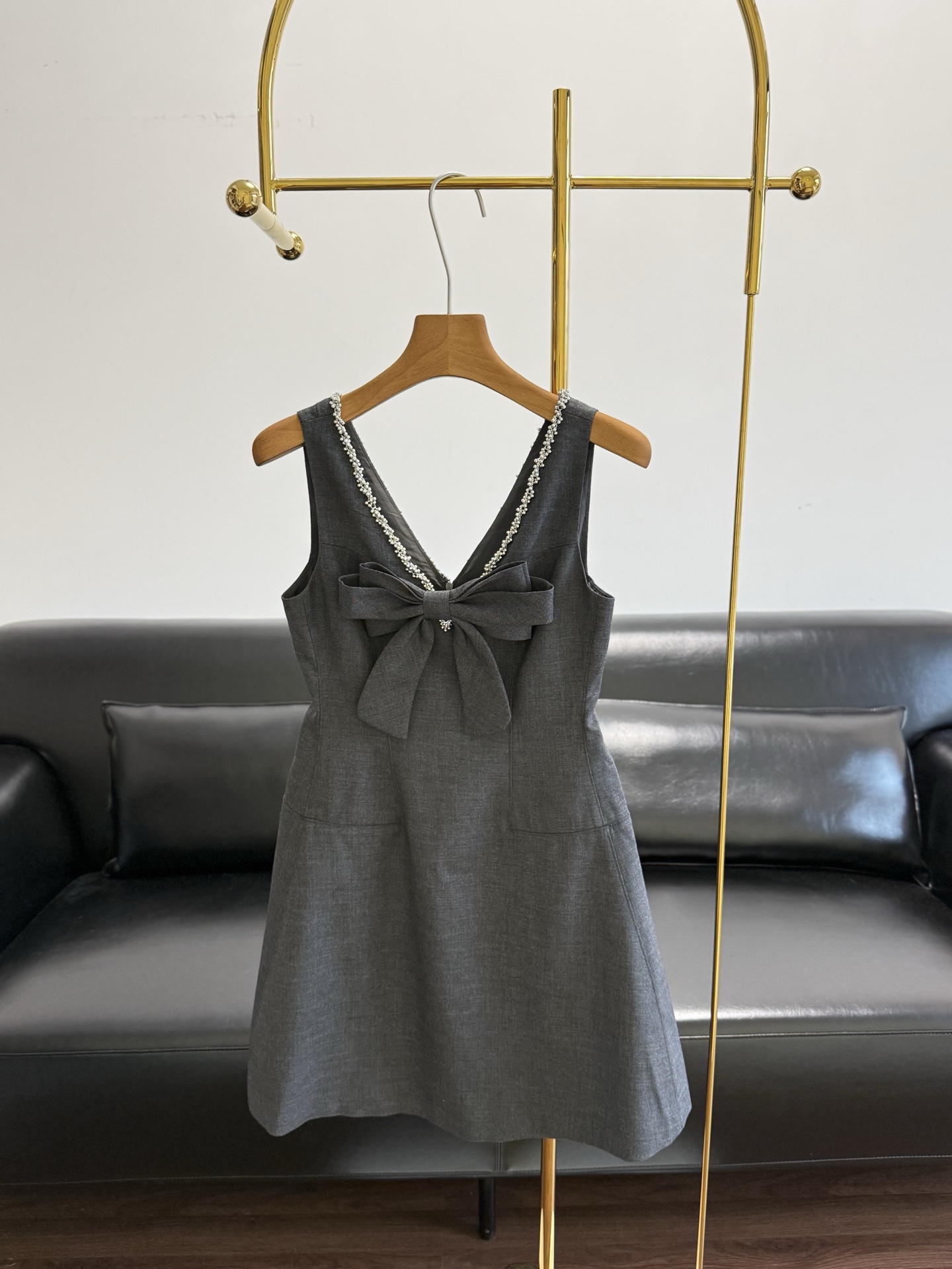 NO:822039,——AIVEI same style bow v-neck dress made of polyester fiber fabric!  The upper body is dry and cool, a must-have item in summer, a high-end and versatile artifact!  It is as silky, delicate and soft as 'Dove', and is very comfortable next to the body. From the moment you wear it, it is synonymous with high-end taste!  !  French bourgeoisie bow suspender dress, a romantic choice for summer. The summer breeze is blowing gently. This French bourgeoisie dress has a V-neck design, elegantly revealing the collarbone line, and full of high-end feel. The bow is embellished on the chest, playful yet gentle, as if every gust of wind is telling the French laziness and elegance. The A-line skirt sways with the wind, exuding a charming atmosphere with every step. Whether it is a date or a trip, it is an excellent choice!  Wear it and you will be the most exciting French girl walking on the summer streets~ Size sml,,skirts,19860909——AIVEI 同款 蝴蝶结v领连衣裙 聚酯纤维面料！上身干爽清凉,夏季刚需品,高级感百搭神器！如“德芙”般的丝滑、细腻、柔软,贴身非常舒服,从上身那一刻,就是高级品味的代名词！！ 法式小资蝴蝶结吊带裙,夏日浪漫之选 夏日的微风轻轻拂过,这条法式小资连衣裙就是V领设计,优雅地露出锁骨线条,高级感满满～蝴蝶结点缀在胸前,俏皮又不失温柔,仿佛每一缕风都在诉说着法式的慵懒与优雅.A字裙摆随风摇曳,每一步都散发着迷人的气息,无论是约会还是出游,都是绝佳的选择！穿上它,你就是那个走在夏日街头,最让人心动的法式女孩～ 码数sml,,skirts,,Women's clothing