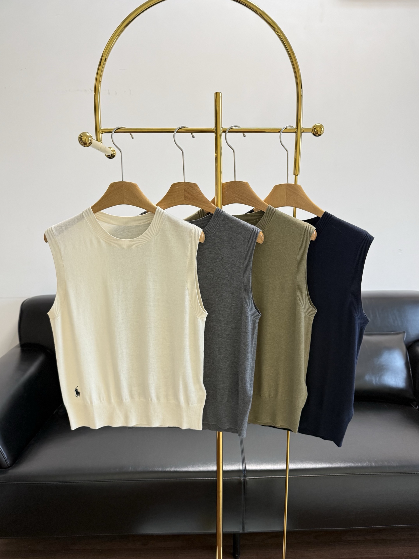 NO:822018,——Ralph Lauren Classic round neck sleeveless vest sweater for women with the same pony logo, thin and very comfortable!  Simple, comfortable, versatile and easy to wear. It is timeless and very comfortable. Thin knitted fabric, cotton fabric, soft and skin-friendly, delicate and comfortable, super refreshing and breathable, very suitable for summer wear, and also has the ultimate wearing experience. The slim fit outlines an elegant figure. Laf’s style, if you like it, just close your eyes and buy it. It is a hard-selling product!  It is a very simple, basic and classic style that can be easily worn whether for daily travel or work wear. It is also a must-have item in the wardrobe.  Pony logo classic series, simple and elegant design, with pony logo embroidery embellishment, fully showing the fashionable taste. The whole version is a relatively comfortable round neck style, the upper body is comfortable and has enough margin without being tight. There are thread knitting on the collar and cuffs and hem, and the details are exquisite and rigorous. The whole upper body has a minimalist dressing effect, advanced and simple  , and very recognizable. It goes well with skirts and trousers for daily use. It has a high degree of adaptability. It has a classic round-neck casual style. It is a piece that will last for years after being worn casually. It is suitable for daily commuting or casual occasions and keeps you fresh all day long. It does not matter your age or outfit. It can be worn daily or for business. It can be worn for at least three seasons. It is recommended to keep it for yourself.  Size sml white gray green navy blue,skirts,19860909——拉夫劳伦 同款小马标经典款圆领无袖背心针织衫女, 薄款很舒服！简单舒服百搭又好穿 永不过时, 很舒服的薄款针织面料哈,棉面料,柔软亲肤,细腻舒适,超清爽透气,非常适合夏天穿着,同时也有着极致的穿着体验,修身版型勾勒出优雅身姿.拉夫的款,老铁们喜欢就闭眼入,渠道硬货的！很是简洁又基础经典的款式,无论是日常出行还是职场穿搭,都能轻松驾驭,也是衣橱中的必备单品. 小马标经典系列,简洁大方的设计,搭配小马标刺绣点缀,尽显时尚品味.整个版型是比较舒适的圆领款,上身舒适有余量不会紧绷,领口和袖口下摆处都有螺纹针织哈,细节处理精致又严谨.整一件上身那种极简穿搭效果的哈,高级、简单,又很有辨识度,日常搭配裙装、裤装都很OK,适配度很高,经典圆领休闲版型,一件随随便便穿几年都不过时的单品,适合日常通勤或休闲场合穿着,全天候保持清爽；不挑年龄、不挑穿搭,可日常、可商务,最少可以穿三季,推荐自留. 码数sml 白色 灰色 绿色 藏蓝色,,skirts,,Women's clothing
