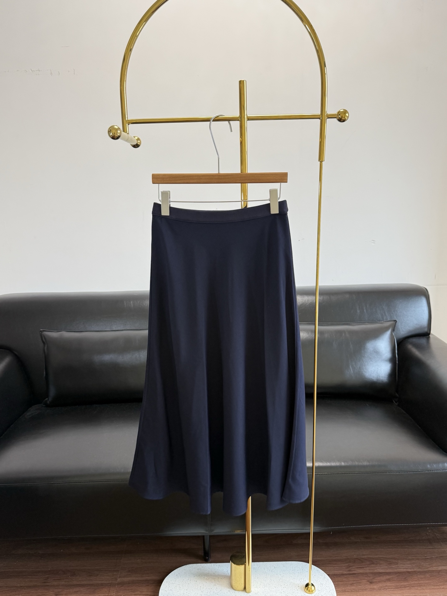 NO:823086,——Theory’s new 2026 spring and summer women’s clothing, mulberry silk elastic waist skirt. If you lack a skirt in summer, you must buy this one!  First of all, it has no threshold for body shape. Secondly, the fabric is noble enough, and it is suitable for any occasion, whether it is used as a facade or casual. The simple elastic waist design and the bias-cut wavy hem make it more flexible and elegant. Made of mulberry silk fabric, it is comfortable and comfortable to wear. It is light, breathable, comfortable and elegant. The fabric texture is smooth and delicate, with matte luster, drape and touch, and the quality is superb. Size 2 4 6 Navy blue, skirts,19860909——Theory同款2026春夏新品女装 桑蚕丝松紧腰半身裙 如果你夏天缺少一款半裙,这条一定要入！首先它对身材要求是无门槛,其次面料,足够显贵气,不论是充当门面还是休闲,任何场合都适用. 简约的松紧腰设计,斜裁波浪形下摆,更显灵动飘逸. 采用桑蚕丝面料制成,穿着舒适自在. 轻盈透气,舒适飘逸.面料质地爽滑细腻,哑光光泽,垂感和触感呈现的品质感超棒的. 码数2 4 6 藏蓝色,,skirts,,Women's clothing