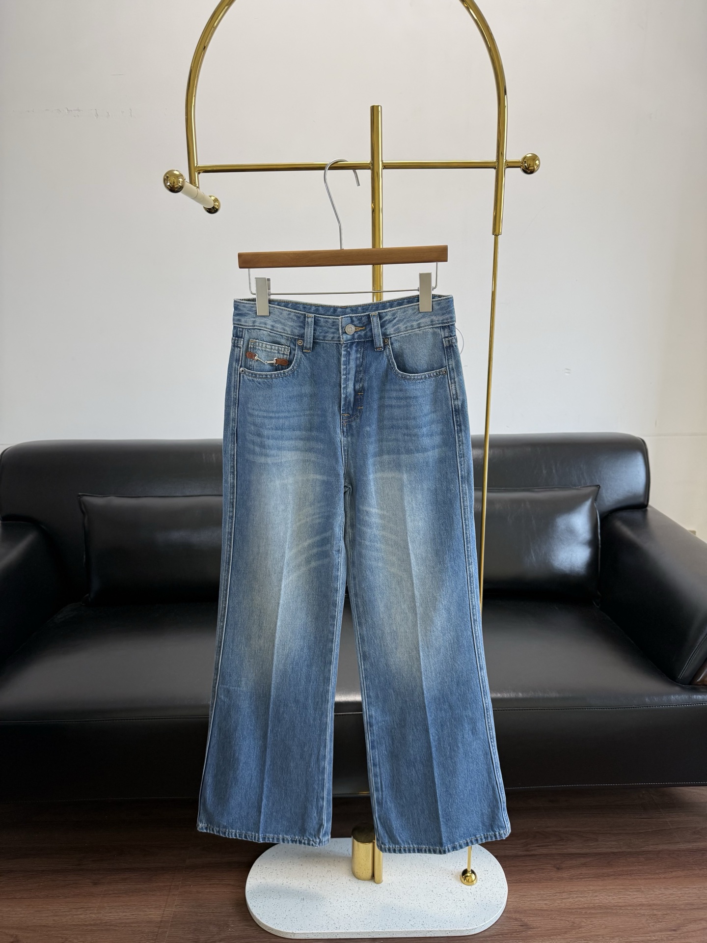 NO:823094,——Gucci's same style straight-leg regular jeans. Having denim legs that are two meters long is not a dream! Spring is here, are you worried about what pants to wear again? Don't worry, Gucci26Ss new denim trousers for early spring will let you easily have two meters long legs!  These denim trousers are made of heavy-weight washed denim fabric, which has been polished through multiple processes to give it a natural aged color, full of retro feel! Moreover, the fabric is soft and muscular, making it comfortable and stiff to wear.  The wide-legged loose version is simply the savior of imperfect leg shapes! Whether you have O-shaped legs,  Sisters, what are you waiting for? These Gucci denim trousers will make your spring more fashionable and stylish! Size 24~30, gucci, jeans, shirts, tees, t-shirt,19860909——Gucci 同款直筒常规款牛仔裤 牛仔腿长两米不是梦! 春天来了,是不是又在为穿什么裤子而烦恼?别急,一款Gucci26Ss早春新款牛仔长裤,让你轻松拥有两米大长腿! 这款牛仔长裤,选用的是重磅水洗牛仔面料,经过多重工艺打磨,呈现出自然的做旧色泽,复古感满满!而且面料柔软又有筋骨感,穿在身上既舒适又挺括. 阔腿的宽松版型,简直是腿型不完美的救星!无论你是O型腿,X型腿,还是大腿粗,小腿细,它都能完美修饰,让你轻松拥有笔直修长的双腿.而且,高腰设计还能精准提升腰线,优化身材比例,让你秒变九头身美女! 穿上它,无论是搭配简约的T恤,还是时尚的衬衫,都能营造出随性慵懒的氛围,让你在人群中脱颖而出. 姐妹们,还在等什么?这款Gucci牛仔长裤,让你的春天更加时尚有型! 码数24~30,,gucci,jeans,shirts,tees，t-shirt,,Women's clothing