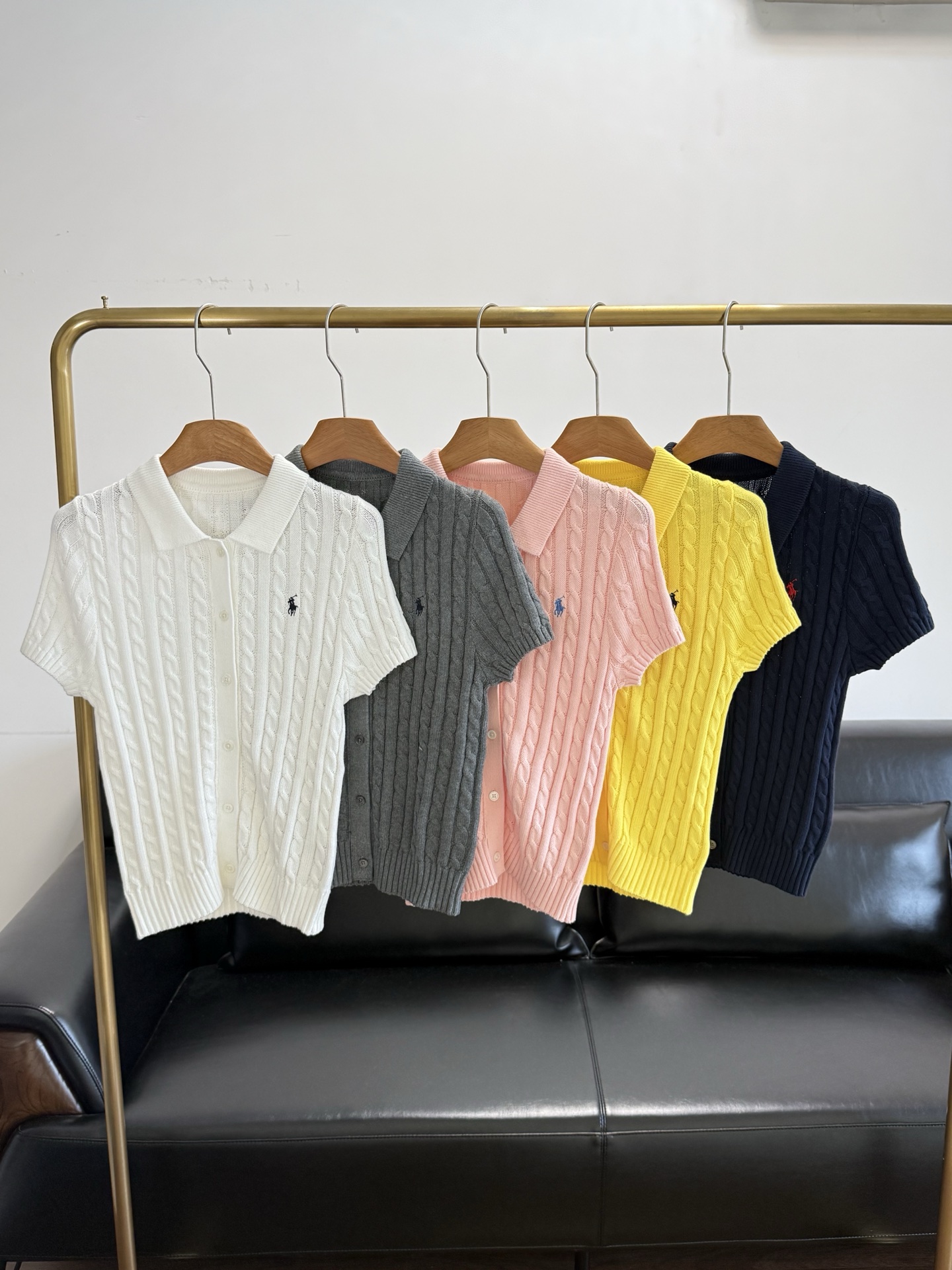 NO:823116,——Ralph Lauren/Ralph Lauren women's clothing of the same style, classic slim-fit cotton Polo knitted cardigan. It is made of high-count knitted fabrics, fine cable workmanship, soft and skin-friendly, breathable and not tight. It is refreshing and not sweaty in summer, and has a sense of coolness. The version design has right shoulder short sleeves + Polo lapel, which modifies the neck line. The single-breasted placket can be worn in any way. The fitted version hides the flesh and makes you look slimmer, and does not pick on your figure.  Details highlight the exquisite pony embroidery embellishment, which is simple but not monotonous, meeting different matching needs, suitable for daily commuting and leisure travel. Size sml white pink gray yellow navy blue, loro piana, T-shirt,19860909——Ralph Lauren/拉夫劳伦同款女装 经典款修身版棉质Polo针织开襟衫 精选高支针织面料,细腻绞花工艺,软糯亲肤,透气不扎身,夏季穿着清爽不闷汗,自带凉感. 版型设计正肩短袖+Polo翻领,修饰脖颈线条,单排扣门襟可随心穿法,合身版型藏肉显瘦,不挑身材. 细节亮点精致小马刺绣点缀,简约不单调,满足不同搭配需求,日常通勤、休闲出游都适配. 码数sml 白色 粉色 灰色 黄色 藏蓝色,,loro piana,T-shirt,,Women's clothing
