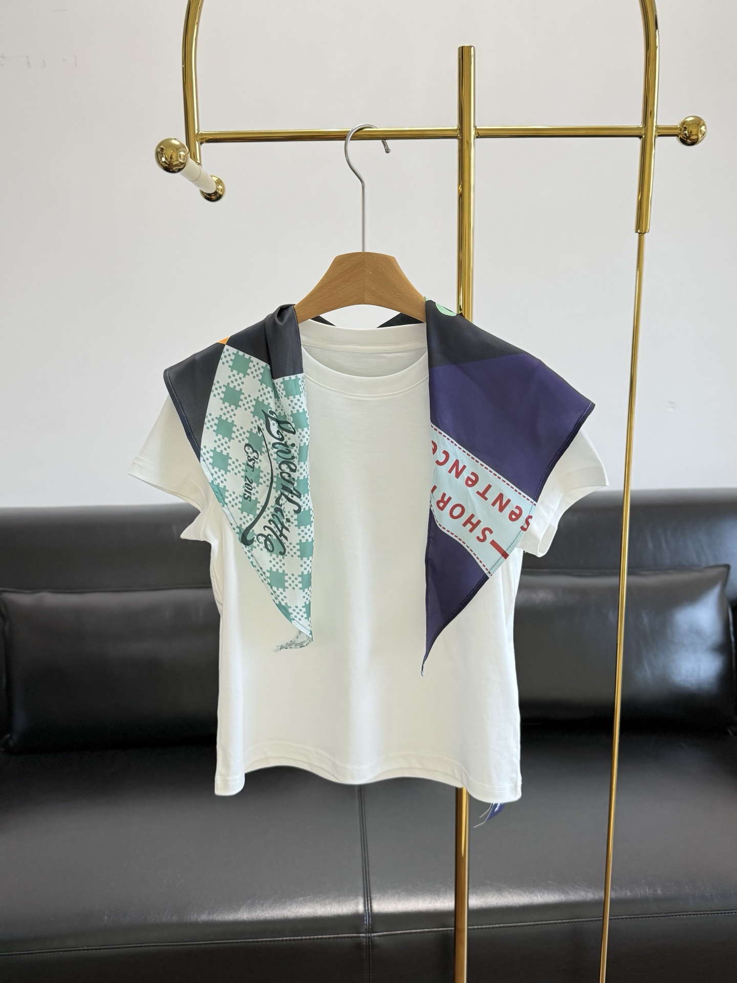 NO:823076,——Short Sentence-Double-sided liquid ammonia mercerized spliced silk scarf short sleeves 26 short sentences new style for lazy people to wear on the ceiling in summer. You no longer have to worry about matching accessories. Just put it on when you go out and you will have a sense of atmosphere ~ Using liquid ammonia double-sided mercerized cotton technology, the cotton thread has been treated with liquid ammonia + mercerization. The fabric is smooth and smooth, has a soft luster, is anti-wrinkle and anti-pilling. The core of the basic model is to be durable and durable.  The neckline is matched with a custom-made contrasting silk scarf, which uses strong seaming technology and digital printing. The printing is clear and does not fall off, and the edges are not easy to snag. The black, green and orange colors are super eye-catching. When tied at the neckline, you will instantly become a French lady. The slightly loose straight cut does not cling to the flesh and does not look bloated. It is friendly to all body types and can be worn by petite and fat sisters. The one-piece design with its own exquisite sense is suitable for daily commuting or casual outings. It is a style that can never go wrong in the wardrobe.  Size S-M-L,,T-shirt,19860909——短句-双面液氨丝光拼接丝巾短袖 26短句新款夏天的懒人穿搭天花板,再也不用费心搭配配饰,出门直接套上就自带氛围感～ 采用液氨双面丝光棉工艺,棉线经过液氨+丝光双重处理,面料平整顺滑、自带柔和光泽,抗皱抗起球,基础款的核心就是耐穿耐看 领口搭配定制撞色丝巾,采用牢固的锁边工艺与数码印花,印花清晰不脱落,边缘不易勾丝黑绿橙的配色超亮眼,系在领口秒变法式小姐姐 微宽松直筒剪裁,不贴肉不显臃肿,对各种身材都很友好,小个子和微胖姐妹都能放心入. 自带精致感的一体式设计,不管是日常通勤还是休闲出街都适配,是衣柜里永远不会出错的款 尺码S-M-L,,T-shirt,,Women's clothing