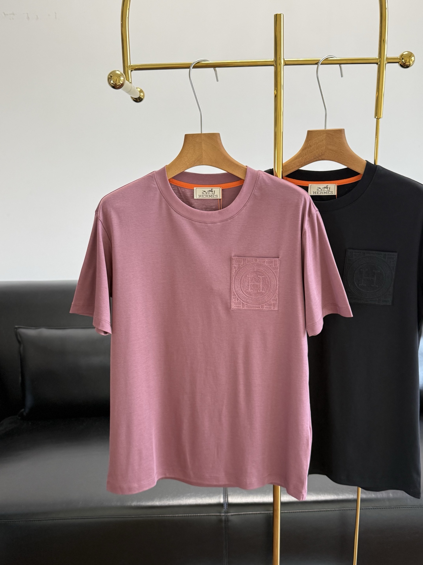 🌾Hermes 同款刺绣短袖T恤上身慵懒随性，纯棉面料软糯透气，夏天穿巨舒服！胸口小H刺绣简约不单调，低