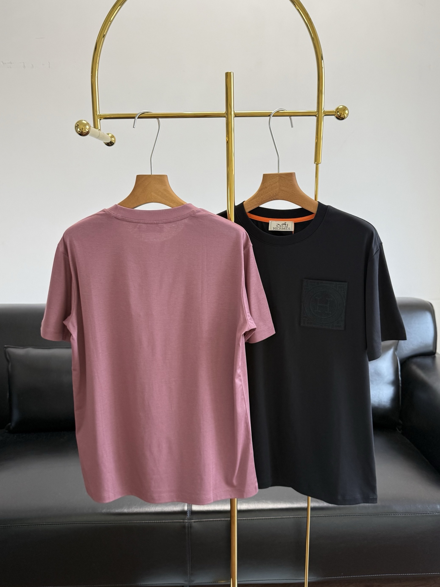 NO:823113,——The same embroidered short-sleeved T-shirt from Hermes. The upper body is lazy and casual. The pure cotton fabric is soft, waxy and breathable. It is extremely comfortable to wear in summer!  The small H embroidery on the chest is simple but not monotonous, low-key and textured. It is refreshing and clean when worn alone, and it is full of layers when layered. It looks great with jeans/sweatpants. The formula for wearing a boyish style, close your eyes and avoid stepping on thunder. Size: m-xxxl. Pink, black, hermes, jeans, T-shirt, tees, t-shirt,19860909——Hermes 同款刺绣短袖T恤 上身慵懒随性,纯棉面料软糯透气,夏天穿巨舒服！ 胸口小H刺绣简约不单调,低调有质感 单穿清爽干净,叠穿层次感拉满 搭牛仔裤/运动裤都很绝 少年感穿搭公式,闭眼入不踩雷 码数m-xxxl 粉色 黑色,,hermes,jeans,T-shirt,tees，t-shirt,,Women's clothing