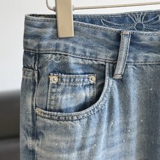 🌾克罗心 同款烫钻直筒牛仔裤时髦吸睛 日常通勤都🉑满满都是春日的气息,温柔又治愈。高腰版型设计,巧妙地提 🌾克罗心 同款烫钻直筒牛仔裤时髦吸睛 日常通勤都🉑满满都是春日的气息,温柔又治愈。高腰版型设计,巧妙地提