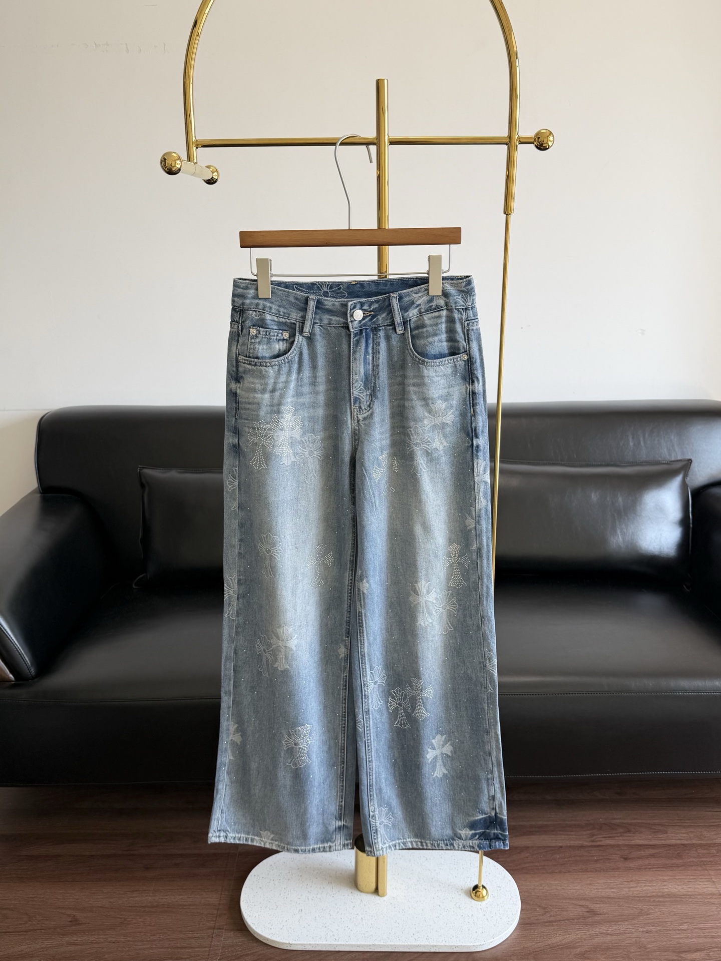 NO:824608,——Cro Xin's same style straight-leg jeans with hot rhinestones are fashionable and eye-catching. They are full of the breath of spring for daily commuting, gentle and healing. The high-waisted version design subtly enhances the waistline, easily shaping the appearance of long legs, and the exquisite logo hot rhinestones on the body of the pants!  It seems to tell a unique fashion attitude and instantly makes the overall shape stand out. The wide-leg cut is super friendly to all types of legs. Whether it is a curved leg or a fleshy leg, it can be easily modified to make the legs straight and slender. It can make you look beautiful easily!  Sisters, don’t hesitate anymore, quickly grab these treasure jeans, the next fashion focus will be you~ Size sml,,chrome hearts,jeans,19860909——克罗心 同款烫钻直筒牛仔裤 时髦吸睛 日常通勤都 满满都是春日的气息,温柔又治愈.高腰版型设计,巧妙地提升腰线,轻松塑造大长腿既视感, 裤身精致的logo烫钻！一仿佛诉说着独特的时尚态度,瞬间让整体造型脱颖而出.阔腿剪裁对各种腿型都超友好,不管是弯腿还是肉肉腿,都能轻松修饰,让双腿笔直修长.它都能让你轻松美出圈！姐妹们,别再犹豫,赶紧把这条宝藏牛仔裤收入囊中,下一个时尚焦点就是你～ 码数sml,,chrome hearts,jeans,,Women's clothing
