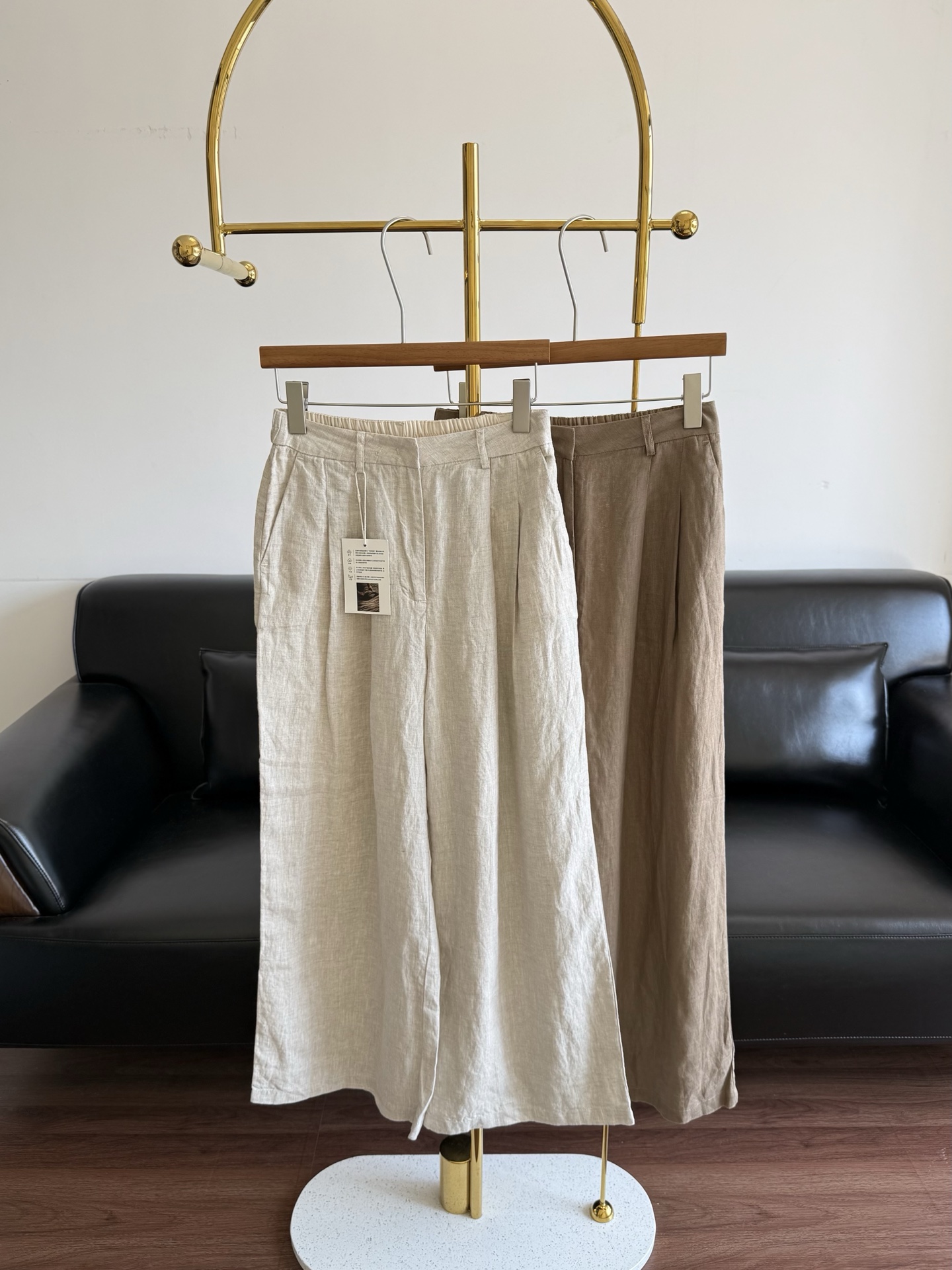 NO:824568,——MARIUS linen wide-leg pants!  Flat-top, comfortable linen wide-leg pants!  The sense of skeleton, the aesthetic sense of tailoring and the sense of design are all amazing!  The upper and lower panasons are loosened or the upper and lower panasonic are closed. The sense of layering focuses on the vision. It either makes you look taller or straighter. This is a dazzling technique!  Just looking at the shape of the pants, I really like them!  I can vouch for your accent!  !  This fabric, this color, this style, this tone are so eye-catching!  More restful!  !  French rain dew linen is really amazing!  Compared with the same old money feeling, this piece of linen material has more interesting details!  Don't deliberately create relaxation, just quietly stretch the natural texture of linen!  Its own color and unpolished naturalness!  You will be surprised when you get it. It is stylish and looks and feels great!  The texture is all in the real shot!  Code number sml apricot green,,19860909——MARIUS 亚麻阔腿裤！ 摁头安利的亚麻阔腿裤！骨架感,剪裁的美学感和设计感都绝了！ 上松下松亦或上松下收,层次感聚焦视觉,不是显高就是显直,这技炫的！ 裤型看个大概,就喜欢的不行！你的腔调,我可以打包票给！！ 这种面料,这种颜色,这种版型,这种调性,养眼！更养神！！ 法国雨露亚麻是真的绝！相比千篇一律的老钱感,这块麻料更有耐人寻味的底蕴！ 不刻意营造松弛,只静静舒展亚麻原生的肌理！ 本身的色调和未经雕琢的天然气度！ 到手更会被惊到,有型的同时视觉和触感都是顶顶好的！质感都在实拍里了！ 码数sml 杏色 绿色,,,Women's clothing