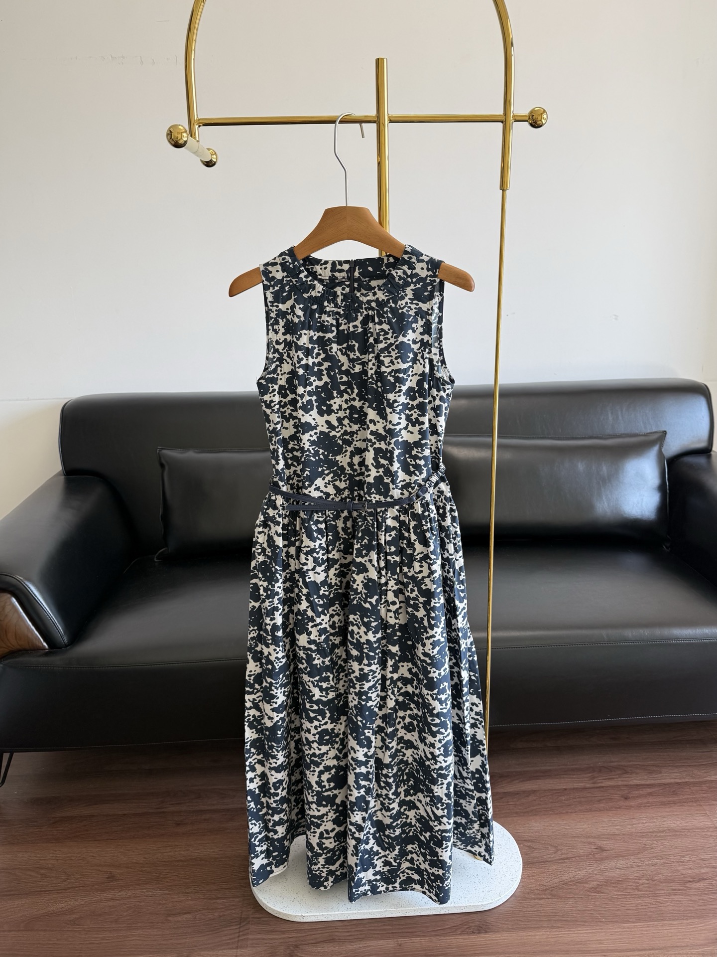 NO:824587,——Max Mara's same printed belt dress MaxMara's 2026 spring and summer new masterpiece integrates the flexible poetry of elegant aesthetics into contemporary women's daily wardrobe, creating a sleeveless mid-length dress that is both elegant and practical, interpreting Italian quiet luxury style. [Selected fabrics · Skin-friendly and breathable]  It is made of high-count combed cotton fabric, which is soft and delicate to the touch, skin-friendly and breathable. It is refreshing and dry to wear in spring and summer. It is naturally draped and not close to the body. It has both stiffness and comfort. From commuting meetings to weekend dates, you can feel comfortable and burden-free all day long, showing the texture of high-end cotton. [Artistic Print · Poetic Nature]  Inheriting the inspiration of this season's natural map, freehand brushstrokes are used to outline floral soft blue and other low-saturated tones, with hazy and delicate layers. The low-key and unobtrusive printing design has its own artistic atmosphere, which perfectly fits the low-key and luxurious brand tone of MaxMara. [Sleek tailoring · Modify the body shape]  Simple sleeveless design, neatly showing the lines of the shoulders and neck, highlighting the elegant temperament. The pleated round neck details are elegant and refined. The mid-length A-line skirt has just the right slight arc, cleverly modifying the waist, abdomen and leg lines, hiding small body defects. The wide belt in the same fabric color is the finishing touch, tying up the slender waistline, optimizing the three-to-seven ratio, making the body look taller, slimmer and more aura. [Ingenious details · Exquisite quality]  The side zipper design makes it easy to put on and take off while keeping the body clean; the side hidden pockets take into account both beauty and practicality. Italian tailoring, every stitch and every detail is refined, without unnecessary decoration, highlighting quality with craftsmanship and interpreting a minimalist sense of luxury. [Versatile scene · One skirt can be worn many times]  It is refreshing and elegant to wear alone, suitable for afternoon tea, exhibitions, light social occasions and other occasions; wear it with a suit or knitted cardigan, and instantly transform into an intellectual workplace look. The low-key logo-free design does not overwhelm others but is recognizable. It is a timeless classic item in the spring and summer wardrobe, giving independent women the graceful power of calmness and confidence. Size 34 36 38 40,,skirts,business suit,19860909——Max Mara同款印花腰带连衣裙 MaxMara 2026春夏全新力作,将优雅美学的灵动诗意,融入当代女性日常衣橱,打造兼具优雅与实穿的无袖中长连衣裙,诠释意式静奢风范.【精选面料 · 亲肤透气】 采用高支精梳纯棉面料,触感柔软细腻,亲肤透气.春夏季节穿着清爽干爽,自然垂坠不贴身,兼具挺括感与舒适度,从通勤会议到周末约会,全天候自在无负担,尽显高级棉感质感.【艺术印花 · 诗意自然】 承袭本季自然图谱灵感,以写意笔触勾勒花卉柔蓝等低饱和色调铺陈,层次朦胧细腻.低调不张扬的印花设计,自带艺术氛围感,完美契合MaxMara低调奢华的品牌调性 .【利落剪裁 · 修饰身形】 简约无袖设计,利落展现肩颈线条,凸显优雅气质.圆领打褶细节,优雅精致.中长款A字裙摆,微张弧度恰到好处,巧妙修饰腰腹与腿部线条,藏住身形小瑕疵.同面料色系宽腰带点睛设计,束出纤细腰线,优化三七比例,显高显瘦更显气场.【匠心细节 · 品质考究】 侧边拉链设计,穿脱便捷且保持衣身整洁；侧边隐形口袋,兼顾美观与实用性.意大利精工剪裁,每一处缝线、每一个细节都精益求精,无多余装饰,以工艺彰显品质,诠释极简高级感.【百搭场景 · 一裙多穿】 单穿清爽优雅,适配下午茶、看展、轻社交等场合；外搭西装、针织开衫,秒变知性职场造型.低调无logo设计,不喧宾夺主却自带辨识度 ,是春夏衣橱里永不过时的经典单品,为独立女性赋予从容自信的优雅力量. 码数34 36 38 40,,skirts,business suit,,Women's clothing