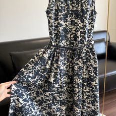 🌾Max Mara同款印花腰带连衣裙MaxMara 2026春夏全新力作,将优雅美学的灵动诗意,融入当代 🌾Max Mara同款印花腰带连衣裙MaxMara 2026春夏全新力作,将优雅美学的灵动诗意,融入当代
