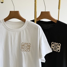 🌾LOEWE 罗意威同款 女款logo刺绣短袖夏日限定Anagram刺绣T真的是本命T恤了黑白两色直接焊 🌾LOEWE 罗意威同款 女款logo刺绣短袖夏日限定Anagram刺绣T真的是本命T恤了黑白两色直接焊