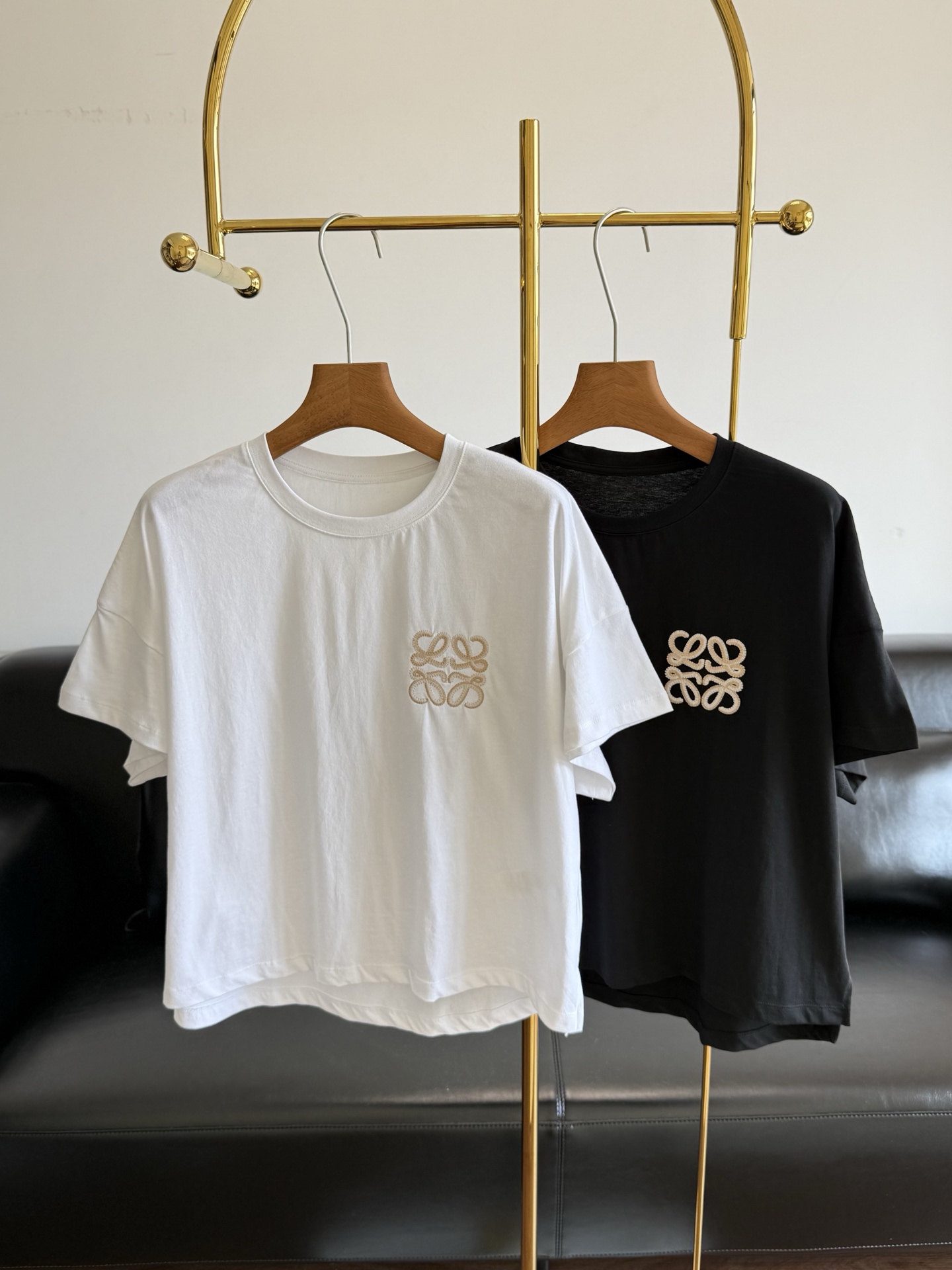 NO:824649,——LOEWE Loewe's same style women's logo embroidered short-sleeved summer limited Anagram embroidered T-shirt is really the natal T-shirt. The black and white colors are directly welded to the body, and it looks good no matter how you wear it!  Customized lightweight pure cotton fabric, it looks stylish when worn alone or as an inner layer!  A simple contrasting color logo embroidery design, casual and natural, the wearability of the upper body is super strong, this short-sleeved style can definitely add a lot of color to your outfit, and also provide you with more charm and temptation in your daily life ~ Size sml white black, loewe, loewe, T-shirt, tees, t-shirt,19860909——LOEWE 罗意威同款 女款logo刺绣短袖 夏日限定Anagram刺绣T真的是本命T恤了 黑白两色直接焊在身上,怎么搭都好看！ 定制轻盈质地纯棉面料,单穿内搭都出彩时髦！ 一款简约撞色标识刺绣设计,休闲自然,随身版型上身的耐看度超级之强,这种短袖绝对能够为你的穿搭增色不少,也为你日常提供更多的魅力与诱惑力～ 码数sml 白色 黑色,,loewe,loewe,T-shirt,tees，t-shirt,,Women's clothing