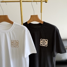 🌾LOEWE 罗意威同款男款logo刺绣短袖经典logo标识刺绣宽松休闲短袖T恤衫! 全棉材质制成,面料 🌾LOEWE 罗意威同款男款logo刺绣短袖经典logo标识刺绣宽松休闲短袖T恤衫! 全棉材质制成,面料