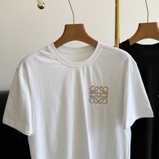 🌾LOEWE 罗意威同款男款logo刺绣短袖经典logo标识刺绣宽松休闲短袖T恤衫! 全棉材质制成,面料 🌾LOEWE 罗意威同款男款logo刺绣短袖经典logo标识刺绣宽松休闲短袖T恤衫! 全棉材质制成,面料