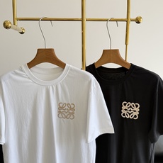 🌾LOEWE 罗意威同款男款logo刺绣短袖经典logo标识刺绣宽松休闲短袖T恤衫! 全棉材质制成,面料 🌾LOEWE 罗意威同款男款logo刺绣短袖经典logo标识刺绣宽松休闲短袖T恤衫! 全棉材质制成,面料