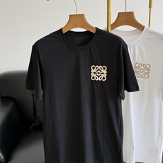 🌾LOEWE 罗意威同款男款logo刺绣短袖经典logo标识刺绣宽松休闲短袖T恤衫! 全棉材质制成,面料 🌾LOEWE 罗意威同款男款logo刺绣短袖经典logo标识刺绣宽松休闲短袖T恤衫! 全棉材质制成,面料