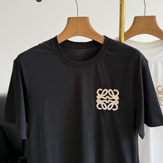 🌾LOEWE 罗意威同款男款logo刺绣短袖经典logo标识刺绣宽松休闲短袖T恤衫! 全棉材质制成,面料 🌾LOEWE 罗意威同款男款logo刺绣短袖经典logo标识刺绣宽松休闲短袖T恤衫! 全棉材质制成,面料