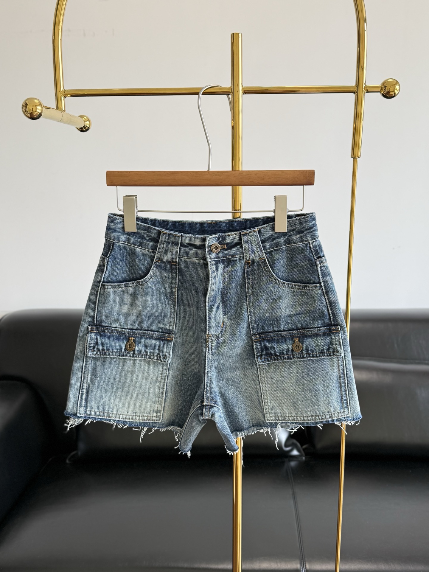 NO:828176,——Miu Miu pocket denim shorts, Western style, American retro hottie | It really pokes me!  Cotton fabric!  Retro denim blue, cool and sweet, can directly transform into an American hottie. Gradient and distressed. The texture is online. Double pocket design. Practical and durable. Loose and slim. Casual and versatile. For summer outings, one pair can be used to match everything. It looks good no matter how you wear it. Let’s just say that you will love it all. The code number is SML!  ,,miumiu,shorts,19860909——Miu Miu 口袋牛仔短裤 西部风拿捏了 美式复古辣妹｜真的太戳我了！ 棉面料！复古牛仔蓝,又酷又甜,直接变身美式辣妹渐变做旧 质感在线 双口袋设计 实用耐看 宽松显瘦 随性百搭 夏日出街,一条搞定所有搭配 怎么搭都好看,咱就是说一整个爱住 已锁死 码数SML！,,miumiu,shorts,,Women's clothing