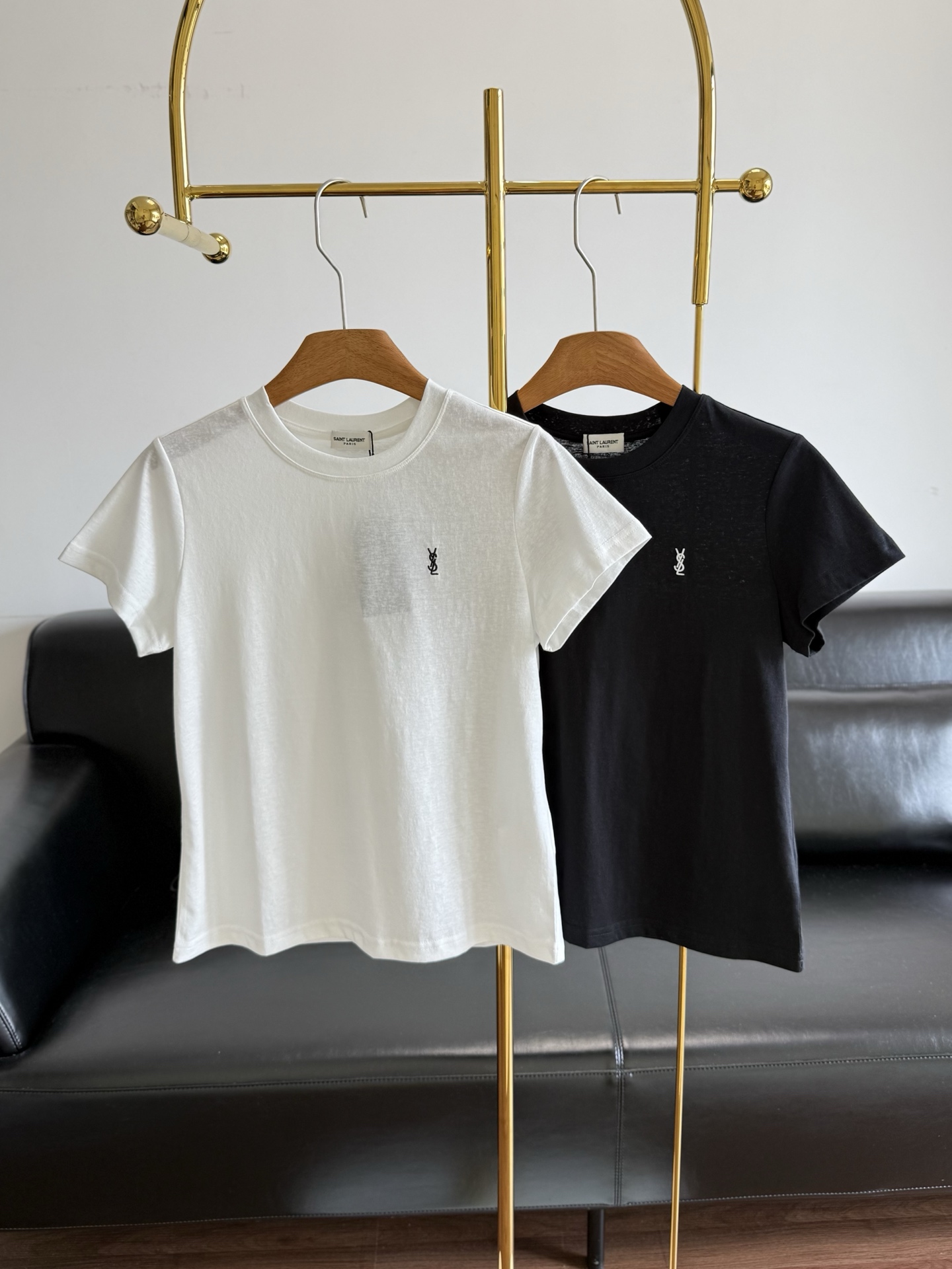 NO:828108,——YSL25 new spring and summer embroidered letters snowflake cotton short-sleeved cotton material, skin-friendly, soft and breathable, allowing the skin to breathe freely, saying goodbye to stuffiness and stickiness. It is not easy to pill, and can stay beautiful even if worn for a long time!  Classic design of embroidered letters, online texture, perfect detail processing and tonality!  Low-key and high-end!  This kind of T-shirt can make you fashionable and free and natural without any need to wear it!  It can be a sweet and cool casual outfit without too much sense of design!  Size sml white black 2 colors, saint laurent, T-shirt,19860909——YSL25春夏新款刺绣字母雪花棉短袖 棉材质,亲肤柔软透气让肌肤自在呼吸,告别闷热与黏腻.它还不易起球,长久穿着也能保持美观！ 刺绣字母经典设计,质感在线 完美细节处理有调性！低调高级！ 这种T根本不需要怎么穿搭 就可以让你既时髦又洒脱自然！ 不需要过多的设计感就可甜可酷的休闲穿搭！ 码数sml 白色 黑色2色,,saint laurent,T-shirt,,Women's clothing