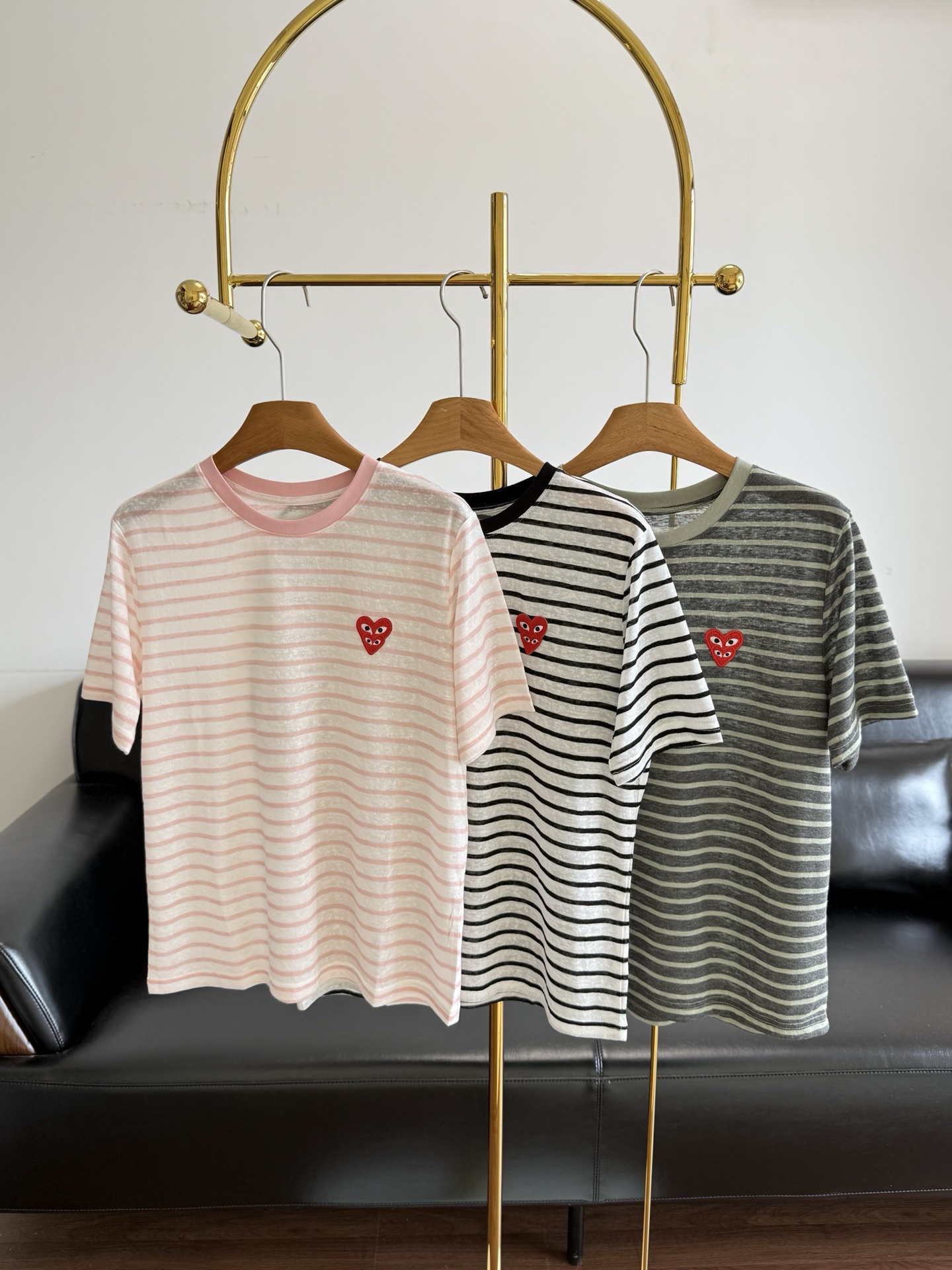 NO:828125,——Rei Kawakubo's same style striped T-shirt is simple and highly recognizable! Made of 30-tencel linen and cotton fabric, it is soft and comfortable, making daily wear stress-free. Stripes are one of the elements of the main theme of outfits, which have both a retro feel and a formal feel. The classic black and white stripes have higher compatibility and are easy to match when going out. Get a must-have item for summer. It can be worn alone or inside, and it looks great with jeans. The PLAY series is full of design, trendy and practical, and is a must-have item for young people's wardrobe! Size sml black pink  Green,,jeans,tees,t-shirt,19860909——川久保玲同款条纹T恤 简约又超有辨识度! 采用30天丝麻棉面料柔软舒适,日常穿着无压力,条纹 穿搭的主旋律的元素之一兼具复古感与正式感 经典黑白条拥有更高兼容性 轻松搭配出门 夏日必备单品get 单穿or内搭都OK,搭配牛仔裤,都很出彩.PLAY系列设计感满满,潮流与实用兼具,是年轻人衣橱必备单品! 码数sml 黑色 粉色 绿色,,jeans,tees，t-shirt,,Women's clothing