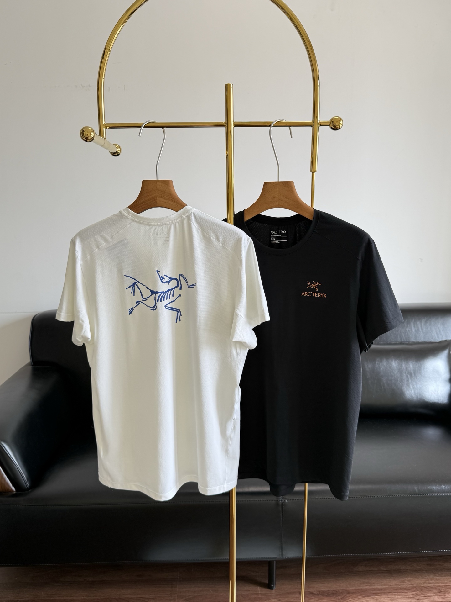 NO:828140,——ARC'TERYX/Archa'teryx round neck short-sleeved T-shirt!  Bird brand new summer style!  Gold label classic 90 polyester/10 spandex, quick-drying ice silk fabric, soft to the touch, full of drape, good elasticity in the three-dimensional shape, self-lowering upper body, very breathable and comfortable, and the neckline and cuffs are very neatly made!  Look at the details, version and style, don’t miss it if you like it!  For men, it embodies the wisdom, sensibility, technology and quality of craftsmen, rethinking the comfort and durability of clothing. The fabric is light and flexible, quick-drying and breathable, getting rid of the sticky feeling of sweat after exercise, and does not fade or deform, making the wearer feel natural and comfortable. The exquisite Niaojia Gold Label small logo on the chest!  Strengthen the brand series and highlight the dynamic sports spirit!  Size m-3xl white black,jil sanderarc'teryx,T-shirt,tees,t-shirt,19860909——ARC'TERYX/始祖鸟 圆领短袖T恤！ 鸟牌夏季新款！金标经典款 90聚酯纤维/10氨纶 ,速干冰丝面料,手感柔软,十足垂感,立体版型弹性好,上身自降温度,非常透气舒爽,领口和袖口做工非常规整！看细节,版型 款式,喜欢的不要错过！ 对于男人来说,它凝聚了工艺匠人的智慧、感性、技术与品质,重新思考服饰的舒适性与耐久性面料触感轻盈柔韧,可速干透气,摆脱运动后的汗湿粘滞感,不褪色、不变形,使得穿着者体感自然舒适.胸前精致鸟家金标小logo！强化品牌系列,凸显活力运动精神！ 码数m-3xl 白色 黑色,,jil sanderarc'teryx,T-shirt,tees，t-shirt,,Women's clothing