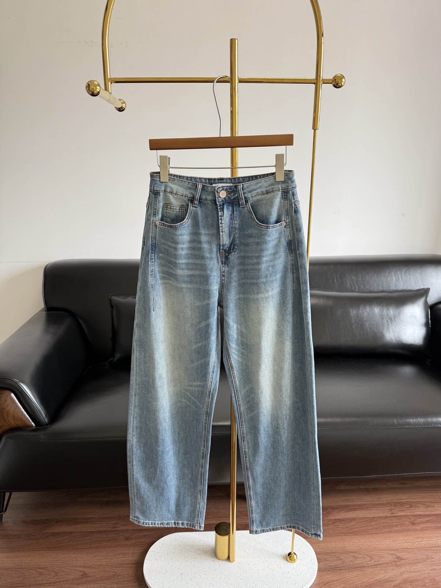 NO:828159,——MM6 scimitar loose regular jeans. Wide-leg pants visually reduce the feeling of swelling and hide the legs. Bug-pressed topstitching and contrasting color design. The side seams are moved forward to shrink the calf volume. It shows the lazy tone and effortlessly interprets high-end fashion ~ the pants fabric is very comfortable!  It is also a versatile style that is effortless to match, so girls, just close your eyes and enjoy it!  Size s-2xl,,masion margiela,jeans,19860909——mm6弯刀宽松常规款牛仔裤 阔腿裤型 视觉上减少膨胀感隐匿腿部 bug压明线撞色设计侧缝前移收小腿体积感将慵懒调性展现不费力诠释高阶时髦感～裤子面料炒鸡舒服！也是搭配起来不费脑子的百搭款,女孩子们闭眼入吧！ 码数s-2xl,,masion margiela,jeans,,Women's clothing