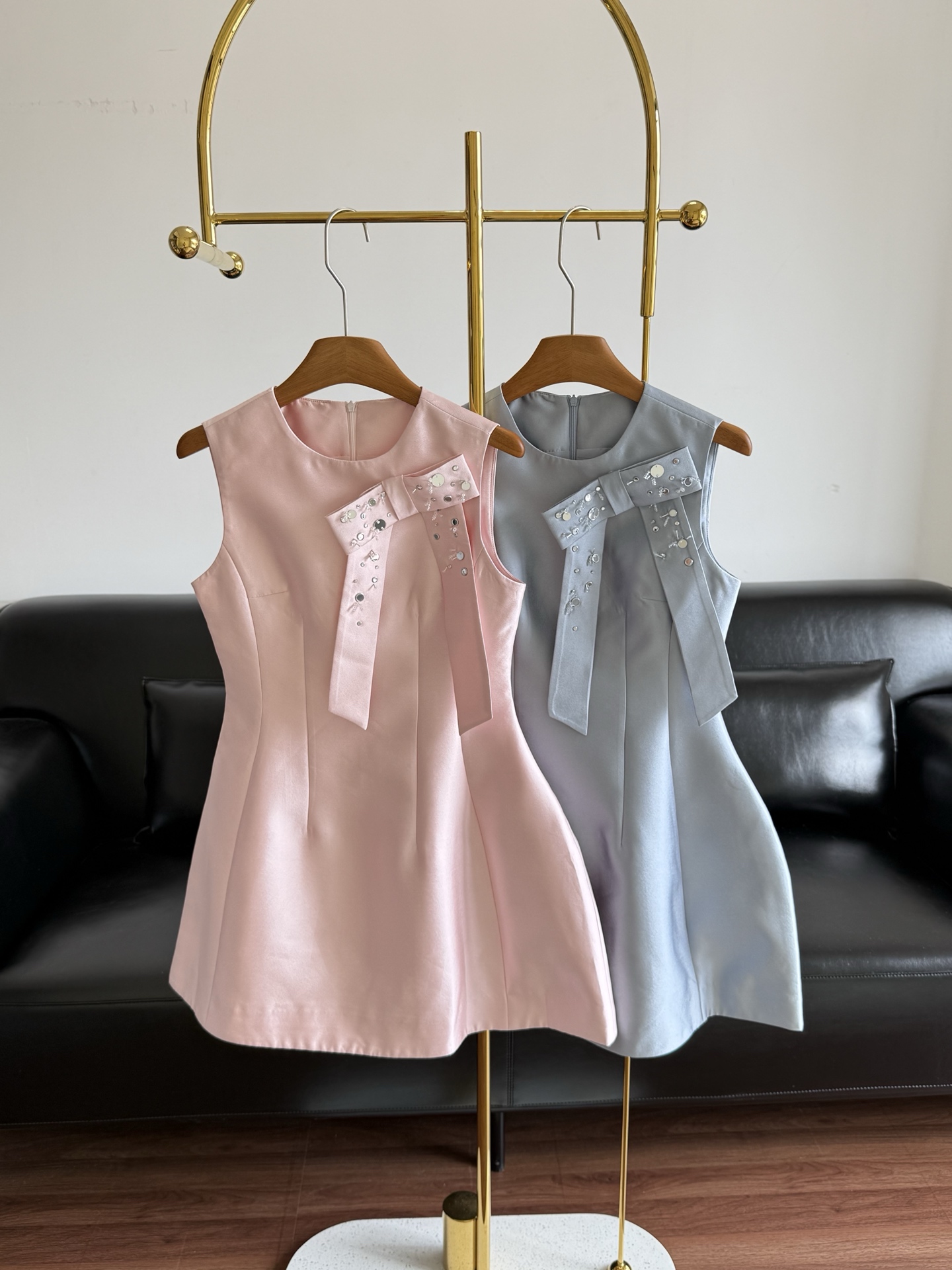 NO:828109,——AIVEI Xu Rulan's same style bow dress. Come and get Xu Rulan's same style dress. The satin is super soft and cute. The polyester fiber fabric is smooth and easy to take care of. It is very convenient to wear out in summer. The hand-made bow is full of details. The waist-cinching umbrella skirt perfectly modifies the figure. Whoever wears it will look good on birthdays/dates/weddings, and her beauty will directly become the center of attention!  Big bow, the sweet but not greasy feeling of being rich makes you feel like a Korean chaebol lady. Size s-xl, pink blue,,skirts,19860909——AIVEI 徐如蓝同款蝴蝶结连衣裙 快来get徐如蓝同款连衣裙 缎面超级温柔可爱 聚酯纤维的面料垂顺好打理,夏天穿出门很方便. 手工烫钻蝴蝶结,细节感拉满 收腰伞裙完美修饰身材,谁穿谁好看生日/约会/参加婚礼穿,直接美成焦点！大蝴蝶结,甜而不腻的千金感拉满 一整个韩系财阀大小姐既视感 码数s-xl 粉色 蓝色,,skirts,,Women's clothing