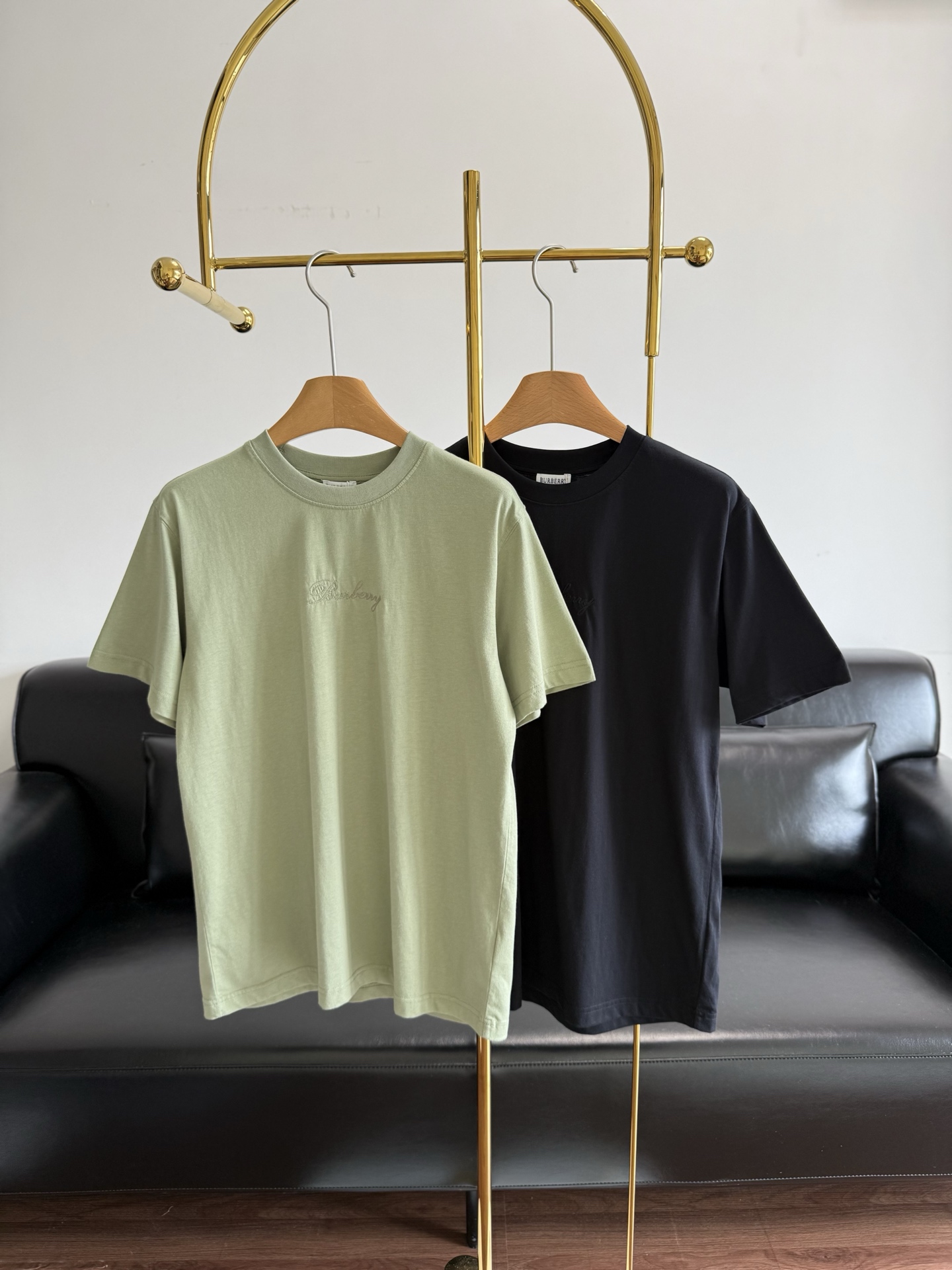 NO:830653,——BURBERRY round neck embroidered letter T-shirt with Burberry letter logo embroidery on the chest and back. This short-sleeved one is the best item for my fans of B family to start the spring. It is an absolute treasure and a must-have short-sleeved series for trendy men and trendy women. It is made of comfortable and breathable pure cotton fabric. It has a simple and versatile version. Whether paired with refreshing shorts or casual trousers, it is very high-end and cool. The high-thread count fabric of pure cotton is extremely comfortable to the touch and has excellent skin-friendly effect.  And the OV version is also a perfect dressing effect. It perfectly meets the needs of various wearing occasions. It is extremely extraordinary. The grade and charm are extremely outstanding and eye-catching. It can better highlight the brand specifications and your pursuit of fashion. As a fan of bbr, it should be a style not to be missed. Size S-XXL Green Black, Burberry, shorts, T-shirt, tees, t-shirt,19860909——BURBERRY 圆领刺绣字母T恤衫 前胸及背部点缀 Burberry 字母徽标刺绣,这款短袖便是我献给B家粉丝开春最佳单品 绝对的珍品潮男潮女必入的短袖系列 采用舒适透气的纯棉面料 简约百搭的版型 无论搭配清爽的短裤还是休闲长裤 都非常高级有质感cool 纯棉的高支数面料整体的触感极为舒适 亲肤效果也是极佳 且OV版型方面也是完美穿搭效果 完美的符合各种穿搭场合的所需 极为非凡 档次与魅力更是极为的出色亮眼 更能够彰显品牌规格与你对于时尚的追求 作为bbr的粉丝 应该是不容错过的款式 码数S-XXL 绿色 黑色,,burberry,shorts,T-shirt,tees，t-shirt,,Women's clothing