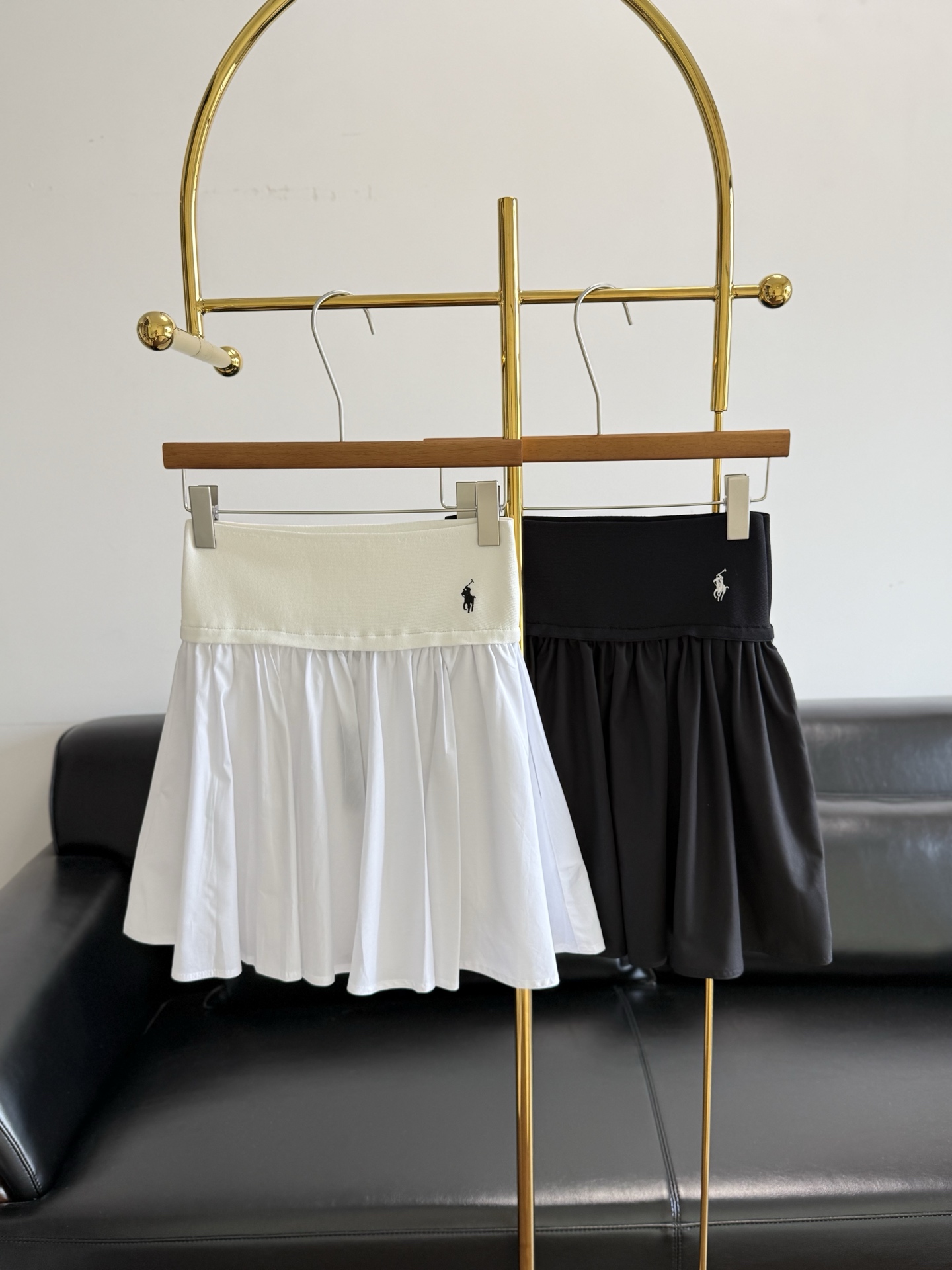 NO:830598,——Ralph Lauren’s same 26ss spring and summer widened webbing skirt. This skirt is very hot in spring and summer. Many bloggers are recommending it!  It can be used for commuting and sports. It smells so good!  !  !  !  It is a very dry pure cotton fabric!  The cotton feels comfortable, and the fabric is soft and skin-friendly. It is easy to wear, easy to care for, and not easy to deform. The moderate thickness maintains excellent stiffness. The waist design is amazing!  The high-elastic ribbed waistband does not pinch the tummy or crotch, and is very friendly to sisters with small bellies!  Exquisitely embroidered pony logo on the waist, low-key yet noble, size sml white black, skirts,19860909——拉夫劳伦同款26ss春夏加宽织带半裙 这个半裙春夏是非常火热的 很多博主都在推！通勤运动都能搭 实在是太香了！！！！ 是很干爽的纯棉面料！ 棉感舒适,面料柔软亲肤 好穿易打理,不易变形 适中的厚度使其保持了优良的挺括性 腰头设计绝了！ 高弹罗纹腰头,不勒肚子不卡胯 对小肚腩姐妹超友好！ 腰头精致刺绣小马标 低调又显贵, 码数sml 白色 黑色,,skirts,,Women's clothing