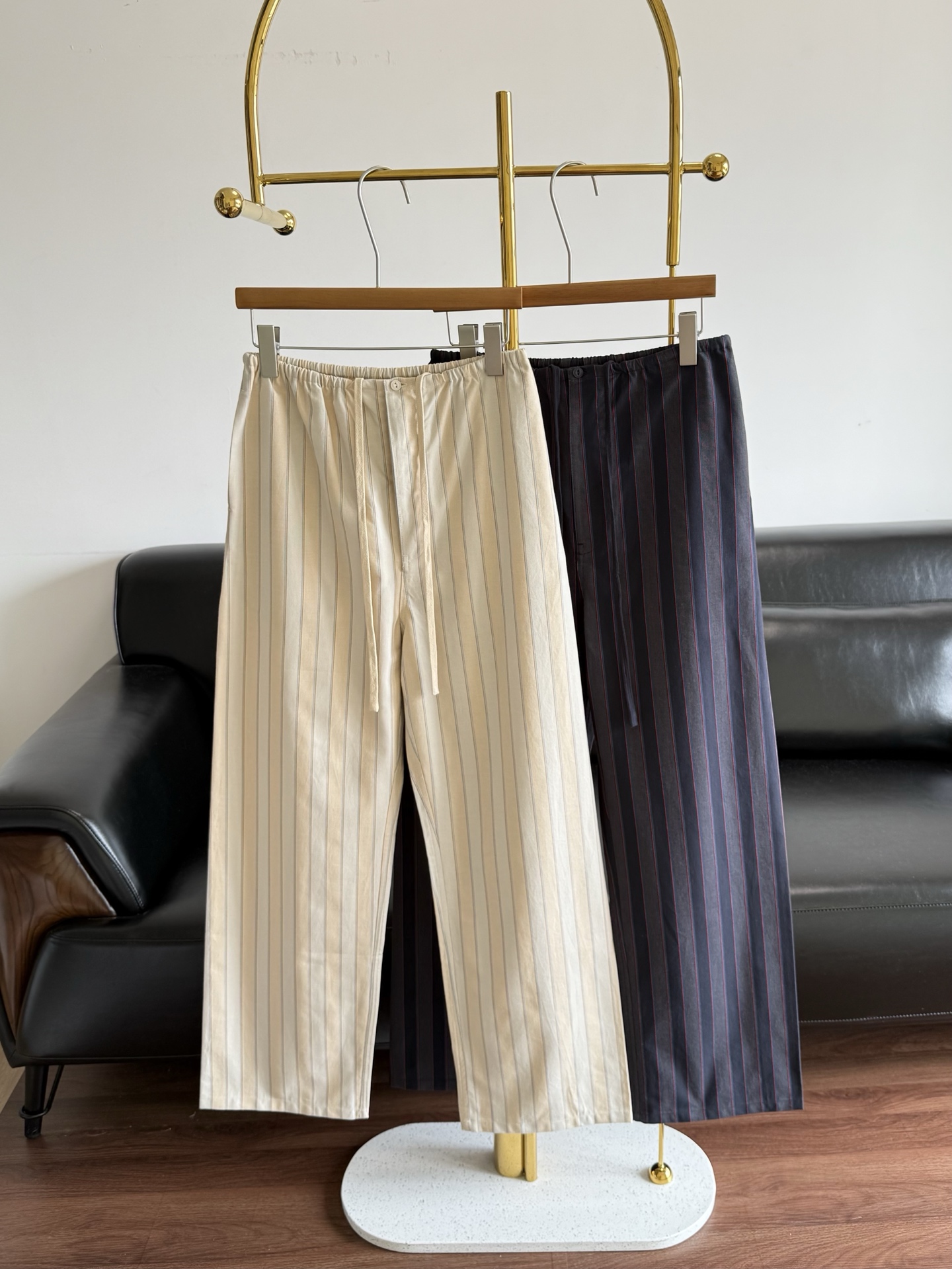 NO:830577,——Maison Margiela's same 2026 spring and summer series striped wide-leg pants. Vertical stripe design, loose silhouette, super long legs! High-quality blended pure cotton fabric, perfect drape, comfortable and breathable. The drawstring design on the waist can be easily adjusted, and can be easily controlled in daily casual or lazy style. The vertical stripes visually slim down, paired with a simple top or knitted vest, you can easily get a high-end look! Size sml apricot blue,,19860909——Maison Margiela 同款2026春夏系列条纹阔腿裤 竖条纹设计,宽松廓形超显腿长!高品质混纺纯棉面料,垂感满分,穿着舒适又透气.腰部抽绳设计,松紧随心调节,日常休闲或慵懒风都能轻松驾驭.竖条纹视觉显瘦,搭配简约上衣或针织背心,轻松get高级感穿搭! 码数sml 杏色 蓝色,,,Women's clothing