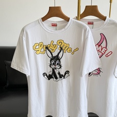 🌾KENZO 26春夏新款 兔子印花短袖T恤男女同款!最新兔子🐰系列不会还有人不知道吧🐰兔兔控在哪?Lu 🌾KENZO 26春夏新款 兔子印花短袖T恤男女同款!最新兔子🐰系列不会还有人不知道吧🐰兔兔控在哪?Lu