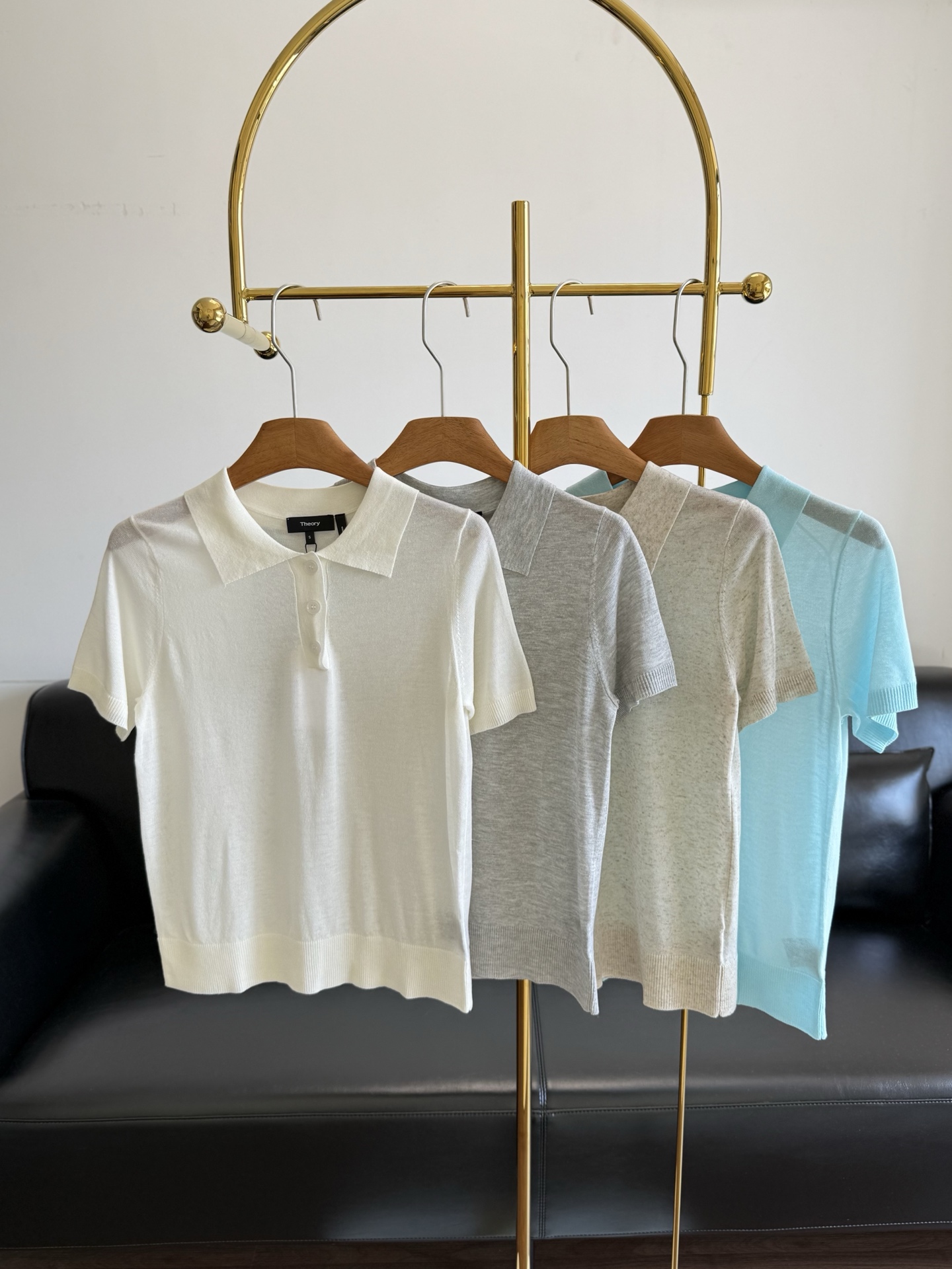 NO:832333,——Theory Spring and summer classic all-match polo short-sleeved sweater made of linen fabric!  The fabric is light and thin, soft and comfortable. It is comfortable to wear anytime. Sisters who pursue high quality must not miss this simple and neat tone. The polo design wardrobe is just what you need without being picky!  The basic knitted shorts for your summer wardrobe, the design is simple but the fit is comfortable enough~ The high-quality feel is impeccable!  Size s-xl oatmeal white blue gray, T-shirt,19860909——Theory 春夏经典百搭polo短袖针织衫 亚麻面料！面料较轻薄,柔软舒适,贴身穿什么时候都很舒服,追求高品质的姐妹们这款一定不要错过自带简约利落的基调, polo设计衣橱刚需不挑人！夏日衣橱基本款针织短,设计简约但版型舒适度足够好～高品质感让人无可挑剔！ 码数s-xl 燕麦色 白色 蓝色 灰色,,T-shirt,,Women's clothing