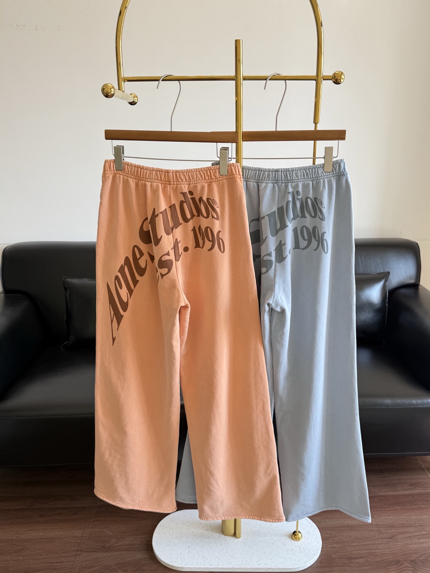 NO:832317,——Acne Loose Loose Drawstring Sweatpants with Back Letters. Street mix tones, misplaced diagonal layout, visually impactful 'unconventional' design. The trousers are naturally hemmed, weakening the sense of movement, breaking the 'fashion deadlock', and bringing a sense of laziness and relaxation. It has a retro feel! The loose version is too friendly to the pear-shaped figure. It instantly modifies the proportion of the body line and makes you look slimmer and taller! The cotton material is soft and skin-friendly, breathable and comfortable, perfect for spring and summer wear.  Passed! It has both design and comfort, and is very tolerant. It looks good with any combination! Whether it is paired with a T-shirt, a shirt or a sweatshirt, you can wear it in a different style. It doesn’t have to be too versatile! Size sml orange blue,,acne studios,hoodie,sweatshirts,shirts,tees,t-shirt,19860909——Acne 后字母宽松抽绳卫裤 街头混搭调性,错位斜向排版,视觉上极具冲击力的'反常规'设计,裤脚做自然散边处理,弱化运动感,打破'时尚死局',自带慵懒松弛感. 复古感爆棚!宽松版型对梨形身材太友好了,穿上瞬间修饰身线比例,显瘦又显高! 棉材质柔软亲肤,透气又舒适,春夏穿再合适不 过了! 设计感和舒适度兼具,包容性强,怎么搭都好 看!无论是搭配T恤,衬衫还是卫衣,都能穿出不一样的风格,简直不要太百搭! 码数sml 橘色 蓝色,,acne studios,hoodie,sweatshirts,shirts,tees，t-shirt,,Women's clothing
