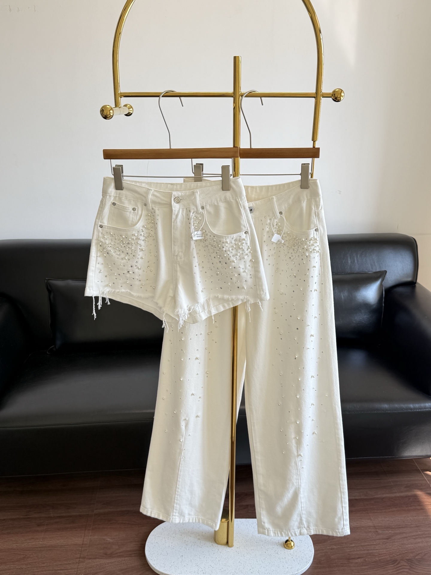 NO:832287,Shorts, trousers, ANNANDELMAN pearl jeans. The whole pair of trousers are blingbling and have a sense of detail. The pearl white with diamonds is so high-end, it shines when you walk. The mid-waist design hides the flesh, and the pear-shaped figure looks great with closed eyes!  The denim cotton fabric is so comfortable that it feels like wearing a second skin. The wide-leg pants shape directly pulls the legs into supermodel legs, giving it a sense of laziness and relaxation. The loose and straight version hides the width of the hips and the thickness of the legs. It has a great sense of drape. It can walk with wind without weighing you down. Paired with white shoes, it will make the Korean heroine feel familiar. Size sml shorts, trousers, shorts, jeans,19860909短裤 长裤 ANNANDELMAN 珍珠牛仔裤 整条裤子blingbling的超有细节感 满钻珍珠白也太高级了吧,走路都在发光 中腰设计藏肉一绝,梨形身材闭眼冲！ 牛仔棉质面料舒服到像穿了第二条皮肤, 阔腿裤型直接把腿拉成超模腿, 自带慵懒松弛感.宽松直筒的版型把胯宽、腿粗全藏住,垂坠感巨好,走路带风的同时还不会压个子,搭配小白鞋就是韩系女主既视感 码数sml 短裤 长裤,,shorts,jeans,,Women's clothing