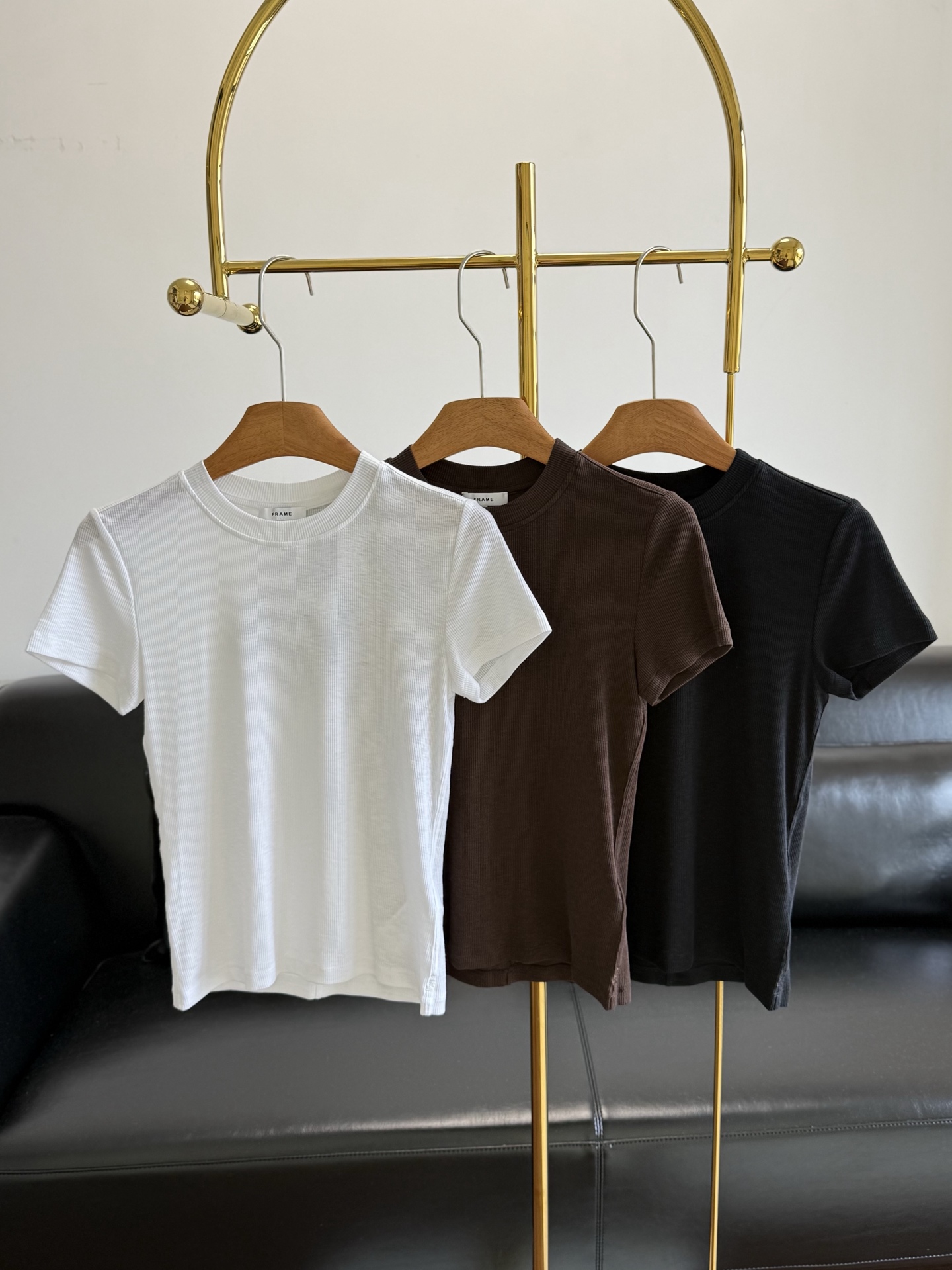 NO:835171,——The same style of FRAME women’s round neck solid color basic elastic right shoulder T-shirt, the most needed basic model of the year!  A piece of T 96% modal fiber high-strength texture fabric that can be worn in any wardrobe. It is soft and super skin-friendly, with its own breathable holes, so you don’t get sweaty when wearing it in summer. The shoulder cut + round neck design modify the shoulder and neck lines, and the small details in the back seam are simple but not ordinary. The loose and not clingy version hides the flesh and makes you slim without flattering your figure. It is refreshing and clean when paired with jeans and skirts. It is a versatile style that you can never have too much in your wardrobe~ Size sml white  Brown, black, skirts, jeans, tees, t-shirt,19860909——FRAME同款女士圆领纯色基础款弹性正肩T恤 年度刚需基础款！一件能搭遍衣柜的T 96％莫代尔纤维高弹坑条肌理面料,软乎乎的超亲肤,自带透气孔,夏天穿也不闷汗. 正肩剪裁+圆领设计,修饰肩颈线条,后背中缝小细节,简单但不普通. 宽松不贴肉的版型,藏肉显瘦不挑身材,搭配牛仔裤、半身裙都清爽又干净,是衣柜里永远不嫌多的百搭款~ 码数sml 白色 咖色 黑色,,skirts,jeans,tees，t-shirt,,Women's clothing