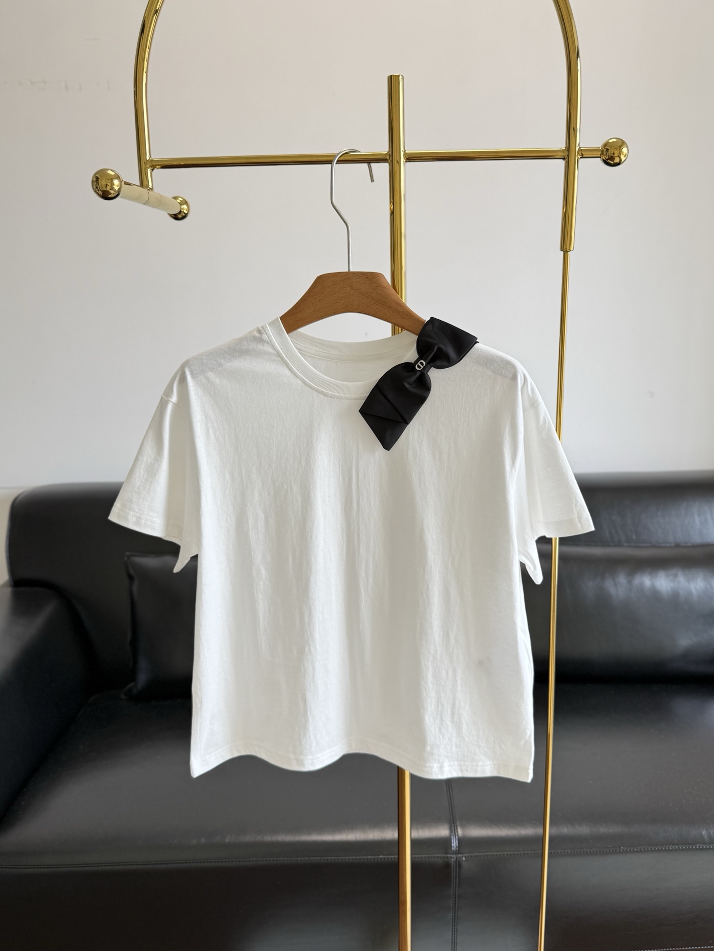 NO:835192,——Dior's matching bow T-shirt!  This new bow-knot short-sleeve style directly welds French elegance to your body. Wear it and you will be like a walking white moonlight!  Pure milky white background, paired with a bow!  It is low-key and full of elegance, as if it has its own soft light filter. Wherever you go, the focus is on the pure cotton fabric, which is skin-friendly and not sweaty. It is refreshing and high-end to wear in spring and summer. Whether it is paired with jeans or a skirt, you can easily control it and transform into a French elegant goddess in an instant!  I can't wait to wear it in sizes s-xl, dior, skirts, jeans, T-shirt, tees, t-shirt,19860909——Dior同款蝴蝶结T恤！这次的新款蝴蝶结短袖,直接把法式优雅焊在身上,穿上它你就是行走的白月光！ 纯净奶白底色,搭配蝴蝶结！低调中透着满格贵气,仿佛自带柔光滤镜,走到哪里都是焦点纯棉面料亲肤不闷汗,春夏穿清爽又高级,无论是搭配牛仔裤还是半身裙,都能轻松驾驭,秒变法式优雅女神！ 我已经迫不及待要穿着它去 码数s-xl,,dior,skirts,jeans,T-shirt,tees，t-shirt,,Women's clothing