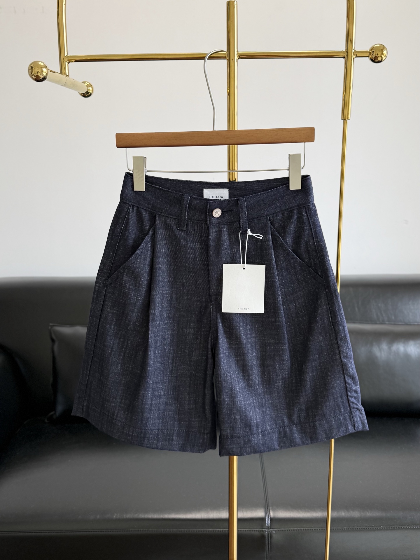 NO:835185,——The row's same style denim mid-pants, old money style and loose feeling welded on the body. The same cut as the Italian blogger, high waist pleated design, hiding the flesh and crotch, and also has a lazy and noble feeling. Just wear a white shirt casually to achieve the relaxed style of the show. Effortlessly will win a lot!  The best way to dress yourself is to be comfortable. I made high-waist + A-line loose pants, which are not tight on the tummy and not stuck on the thighs. They are breathable and not sweaty in summer. They can be worn for work, shopping and vacation. You don’t have to compromise for other people’s opinions. Dressing yourself is comfortable and you like it, which is the highest life attitude. This 'lazy man's dish' can be worn all summer, just close your eyes and rush!  Size S-xxL,,shirts,19860909——The row 同款牛仔中裤 老钱风松弛感焊在身上 意大利博主同款剪裁,高腰打褶设计,藏肉藏胯还自带慵懒贵气感,随便搭件白衬衫就是秀场的松弛格调,不费力赢很大！ 悦己穿搭,舒服才是王道 做了高腰+A字宽松裤型,不勒肚子不卡大腿,夏天穿透气不闷汗,上班、逛街、度假都能搭.不用为别人的眼光妥协,自己穿得舒服、看着喜欢,才是最高级的生活态度. 这条能穿一整个夏天的“懒人天菜”,闭眼冲就对了！ 码数S-xxL,,shirts,,Women's clothing