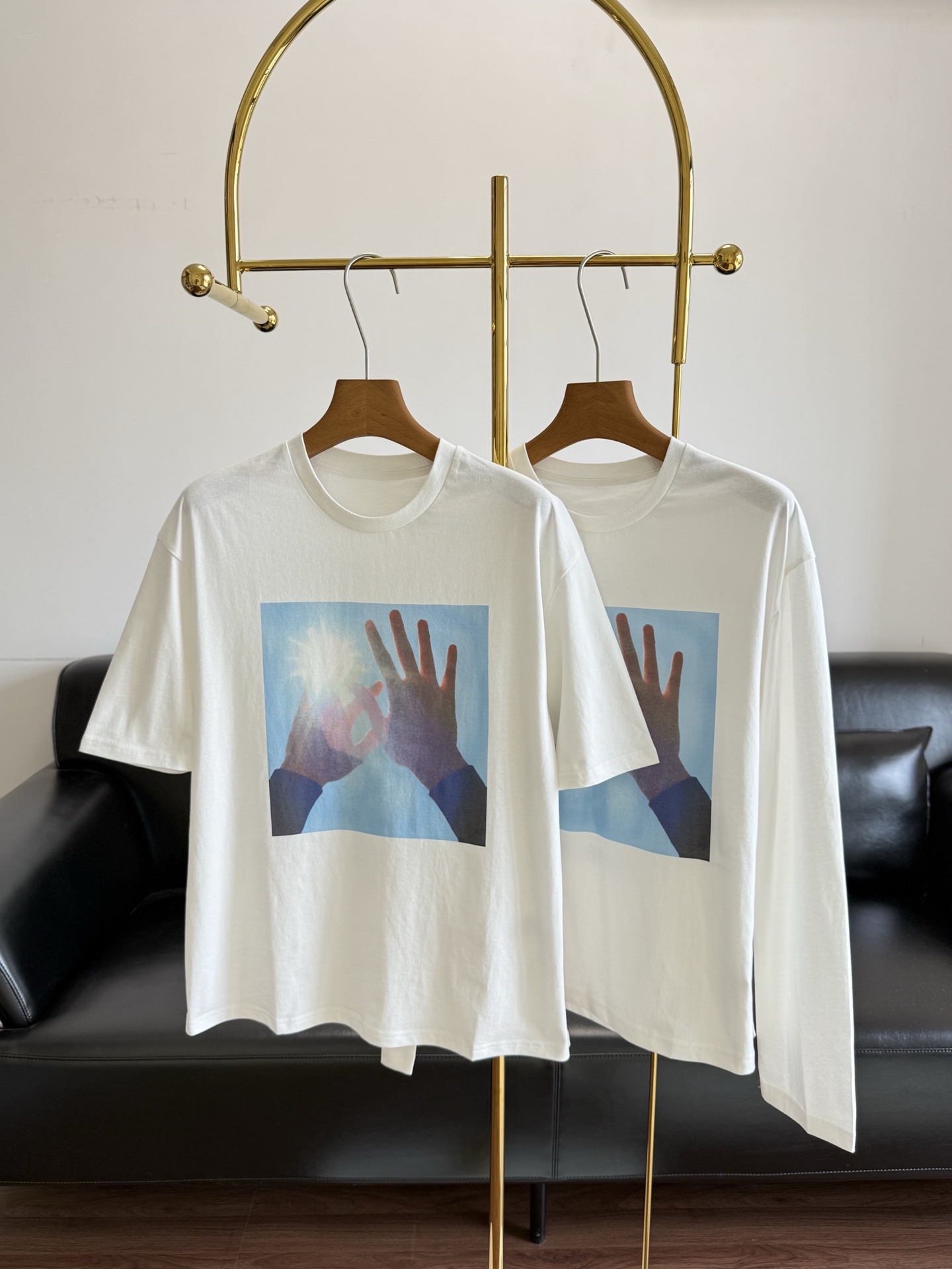 NO:835203,Short Sleeve Long Sleeve JIL SANDE Hands Art Photo Printed Large Short Sleeve T. Same style for men and women. Classic round neck + dropped shoulders, loose version, with a lazy atmosphere. Wearing it will make you a casual and comfortable fashionista. Here’s the point! It has super artistic prints on the front, one is a light and shadow palm, mysterious and unique. The loose shoulder cut can well modify the shoulder and neck lines, making your body proportions look more perfect.  Whether paired with jeans or a short skirt, it can be easily worn. The niche design sense makes you stand out from the crowd and become the brightest star!  Size sml short sleeve long sleeve,jil sander,skirts,jeans,T-shirt,19860909短袖 长袖 JIL SANDE双手艺术照印花大版短袖T 男女同款 经典圆领+落肩宽松版型,自带慵懒氛围感,穿上就是随性又自在的时尚达人 重点来了!它的正面有超有艺术感的印花,一款是光影手掌,神秘又独特 宽松落肩剪裁,能够很好地修饰肩颈线条,让你的身材比例看起来更加完美 无论是搭配牛仔裤还是短裙,都能轻松驾驭,小众设计感拉满,让你在人群中脱颖而出,成为最闪亮的那颗星！ 码数sml 短袖 长袖,,jil sander,skirts,jeans,T-shirt,,Women's clothing