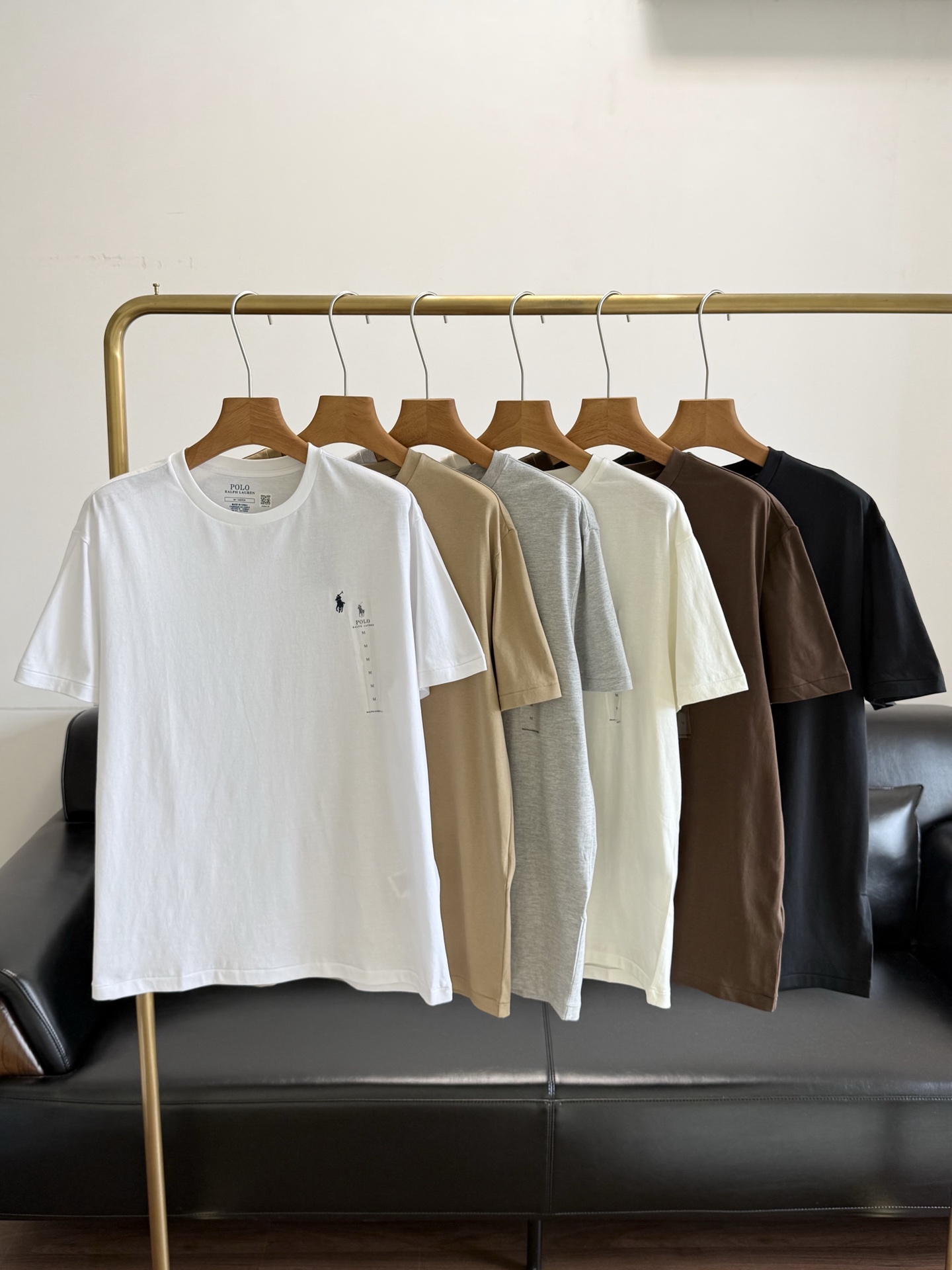 NO:835216,——Same style from Ralph Lauren. Men's round neck pony embroidered logo short-sleeved pure cotton T-shirt. Loose shoulder design, not flattering, hiding body and slimming, classic pony embroidery logo, simple yet high-end. Heavyweight pure cotton, great texture, great to wear alone or inside, and not sweaty when worn in summer. This version is a classic loose version, simple and clean, advanced and subtle!  Tasteful but low-key, knowledgeable but not ostentatious. Sizes S-XL white, apricot, khaki, gray, black, brown, T-shirt, tees, t-shirt,19860909——拉夫劳伦同款 男款圆领小马刺绣标短袖纯棉T恤 宽松落肩设计,不挑身材,藏肉又显瘦, 经典小马刺绣logo,,简约中带着高级感 重磅纯棉,质感超棒,单穿/内搭都很绝,夏天穿也不闷汗 这个版型是经典宽松版型, 简约又干净,高级又含蓄！ 有品味但是低调,有学识但不张扬 尺码S-XL 白色,杏色 ,卡其,灰色,黑色,棕色,,T-shirt,tees，t-shirt,,Women's clothing