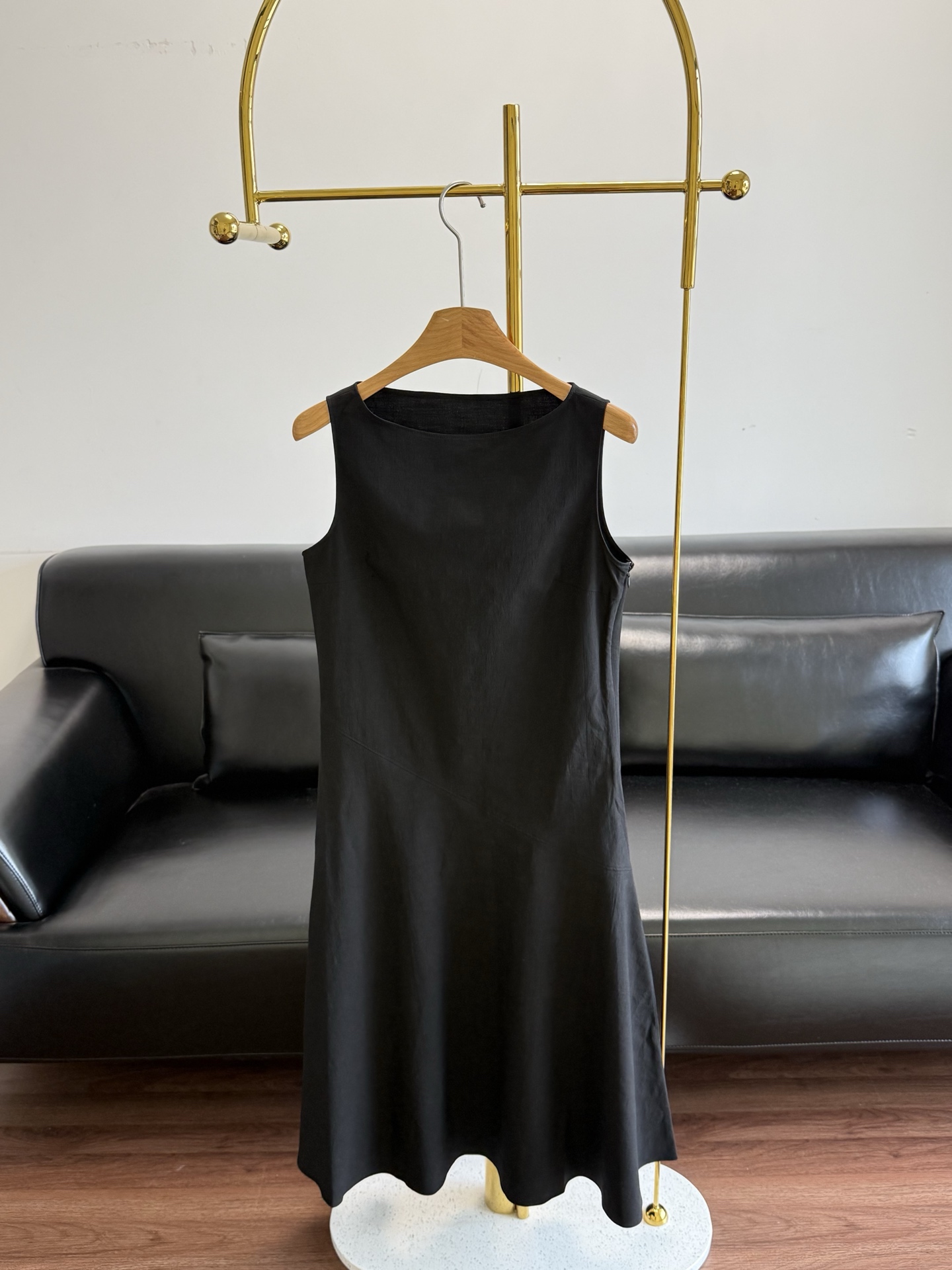 NO:835724,——Theory's same style, 2026 spring and summer new women's wear, linen blend boat neck bias cut dress. The shape is as neat as 'high-end' carved on the cloth. The fabric is not soft, and the wind is carried when walking, and the flesh is hidden. The waist is bias cut and spliced, and the skirt presents a natural umbrella shape. Made of linen blend fabric, comfortable to wear. Suitable for casual or vacation occasions, can be worn alone or paired with a linen knitted cardigan. Size 2 4 6,,skirts,19860909——Theory同款 2026春夏新品女装 亚麻混纺船领斜裁连衣裙 版型利落得像把“高级感”刻在布上, 面料不软塌,走路带风还藏肉 腰部斜裁拼接,裙摆呈现自然伞状廓形. 采用亚麻混纺面料制成,穿着舒适 适合休闲或度假场合,可单穿或搭配亚麻针织开衫 码数2 4 6,,skirts,,Women's clothing