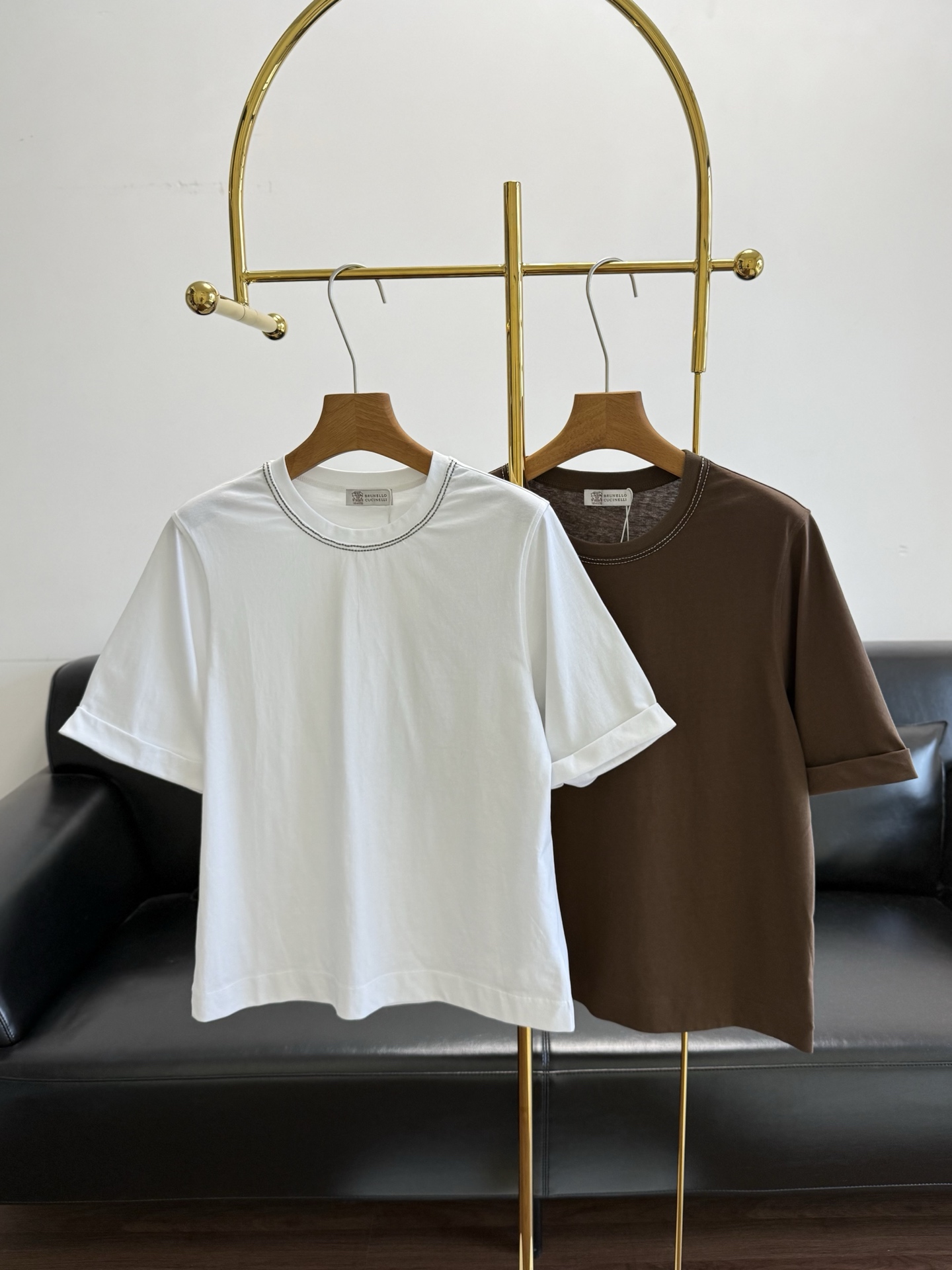 NO:835730,——Brunello Cucinelli Beaded solid-color cotton T-shirt with neckline When minimalism meets heavy-duty details, this is a T-shirt that makes people fall in love at a glance. Say goodbye to the monotony of basic styles, this T-shirt lights up the entire neckline with a circle of exquisite beads. On the simple solid-color cotton material, hand-strung thin chains flow like starlight, low-key but with a sense of luxury.  Selecting high-count combed cotton, it feels as soft and waxy as clouds, breathable and wicks away sweat, allowing you to stay fresh and comfortable at the turn of spring and summer. It has an excellent drape, and the upper body is crisp and stylish, but it is soft and comfortable against the skin. The classic H-shaped cut is not picky and easily accommodates various body shapes.  The rolled edge design of the mid-sleeves is neat and casual, and can easily modify the arm lines. Whether worn alone with a skirt or worn under a suit, it can instantly enhance the sophistication of the overall look. It is an all-purpose item in the wardrobe that 'looks good in any way'. Size sml coffee color white, brunello cucinelli, skirts, tees, t-shirt, business suit,19860909——Brunello Cucinelli领口串珠纯色棉T 当极简主义遇上重工细节,便有了这件让人一眼沦陷的T恤. 告别基础款的单调,这件T恤用一圈精致串珠点亮了整个领口.在简约的纯色棉料上,手工串起的细链如星光般流转,低调却自带高级感. 甄选高支精梳棉,触感软糯如云朵,透气排汗,让你在春夏之交也能保持清爽自在. 垂坠感极佳,上身挺括有型,却又不失柔软亲肤的舒适感.经典的H型剪裁,不挑身材,轻松包容各种身形 中袖卷边设计,利落又随性,轻松修饰手臂线条.无论是单穿搭配半裙,还是作为西装内搭,都能瞬间提升整体造型的精致度,是衣橱里那件“怎么穿都好看”的万能单品. 码数sml 咖色 白色,,brunello cucinelli,skirts,tees，t-shirt,business suit,,Women's clothing