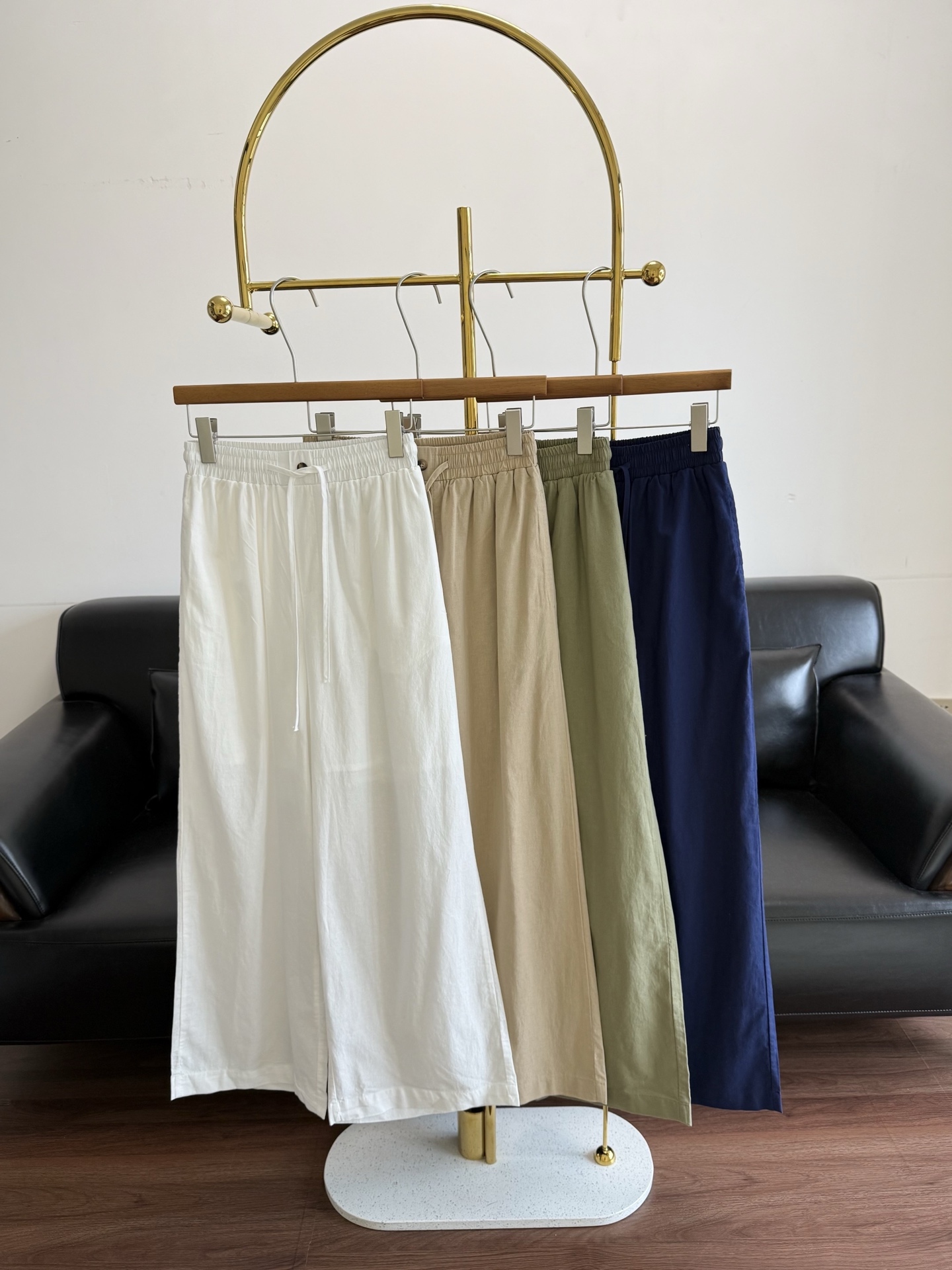 NO:835746,——Ralph Lauren linen elastic waist trousers. The linen fabric has a high-end feel. The waist is intimately matched with an elastic drawstring combination design. The elastic elastic waist is highly adaptable and can be adjusted freely without tightening the abdomen. It is convenient and comfortable to put on and take off every day. You can create a relaxed and lazy dressing atmosphere with a casual pull. You can wear it when you get up in the morning and go out. It is minimalist and worry-free. Moreover, this straight leg is very flattering to the legs and buttocks, and is casual and neat. It is practical to wear.  It combines comfort with a sense of leisure and laziness. It looks so attractive and charming!  !  The whole set is full of style and quality, and can be used for daily commuting or shopping on the street for work!  Code number sml white khaki green blue,,19860909——拉夫劳伦 亚麻松紧腰长裤 亚麻面料高级感拉满 腰部贴心搭配松紧抽绳组合设计,弹力松紧腰适配性强,可自由调节松紧度,不勒腹不束缚,日常穿脱便捷自在,随性一拉就能打造松弛慵懒的穿搭氛围,晨起随手穿搭即可出门,极简又省心 而且这个直筒非常修饰腿型和臀部,随性利落不松垮.集颜值 实穿 舒服为一体 满满休闲慵懒感 好看惨了好吸引人好有魅力！！ 整套版型质感满日常通勤还是逛街上班都能住！ 码数sml 白色 卡其 绿色 蓝色,,,Women's clothing