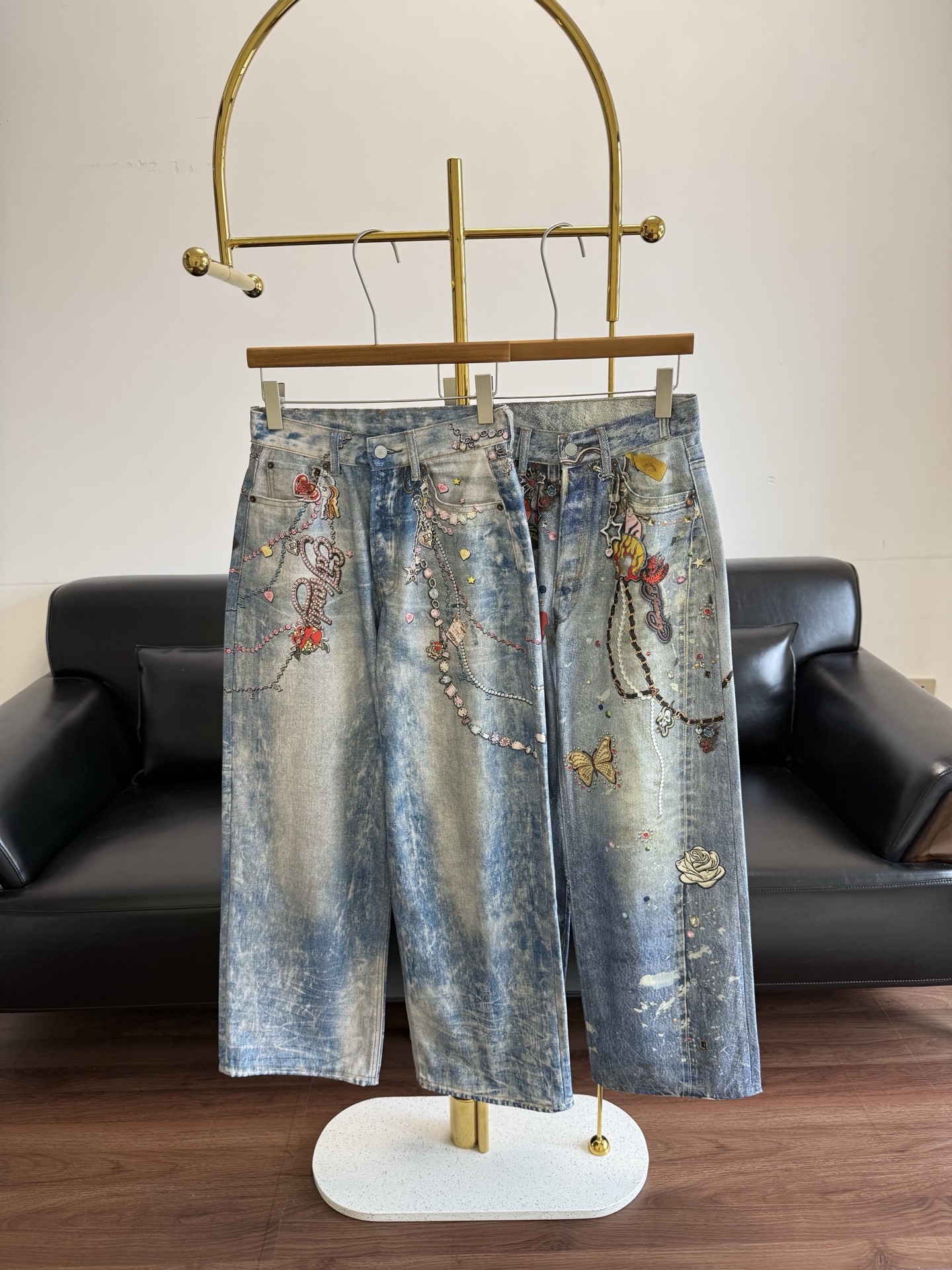NO:835739,——Ed Hardy Ed Hardy's new autumn 3D printed jeans are high-waisted and wide-legged, with a loose and lazy style. They have a sense of street relaxation and a natural whitening effect. The pants also have a lot of retro distressed effects like splashing ink, dirty dyeing, and wear!  It creates a retro and decadent vintage atmosphere. The 3D three-dimensional printing design creates a visual effect. The overall style combines American retro, Y2K millennium style and street punk. The design is bold and exaggerated, full of personality. It is a topical pair of 'heavy industrial art' jeans. Size sml, tiger style, eagle style,,jeans,19860909——Ed Hardy埃德哈迪秋季 新款3D印花牛仔裤 采用高腰阔腿版型,裤型宽松慵懒 自带街头松弛感,带有自然的磨白效果 裤面还做了大量类似泼墨、脏染、磨损的复古做旧效果！营造出复古又颓废的 vintage 氛围 3D立体打印设计 营造出视觉效果 整体风格融合了美式复古、Y2K 千禧风和街头朋克 设计大胆夸张,充满个性 是一条自带话题度的 “重工艺术感” 牛仔裤 码数sml 老虎款 老鹰款,,jeans,,Women's clothing