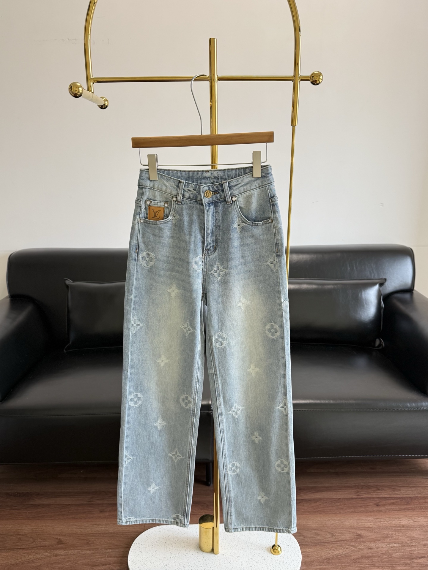NO:836541,——LV Monogram embroidered regular straight jeans. LV Monogram embroidered jeans are classic blue washed fabrics with Monogram embroidery printed all over the back pocket. The brand is highly recognizable. The straight version is comfortable and fashionable, and can be easily worn in daily casual or street style. High-quality cotton material, soft and durable, full of details, and the LV leather label on the back waist is super textured! Pair it with a simple top or sneakers, and you can easily get a high-end look~ Size number sml,, louis  vuitton,sneakers,jeans,19860909——LV Monogram刺绣常规款直筒牛仔裤 LV Monogram刺绣牛仔裤,经典蓝色水洗面料,后袋满印Monogram刺绣,品牌辨识度超高.直筒版型,舒适又时髦,日常休闲或街头风都能轻松驾驭.高品质棉料,柔软耐穿,细节满分,后腰LV皮标超有质感!搭配简约上衣或运动鞋,轻松get高级感穿搭~ 码数sml,,louis vuitton,sneakers,jeans,,Women's clothing