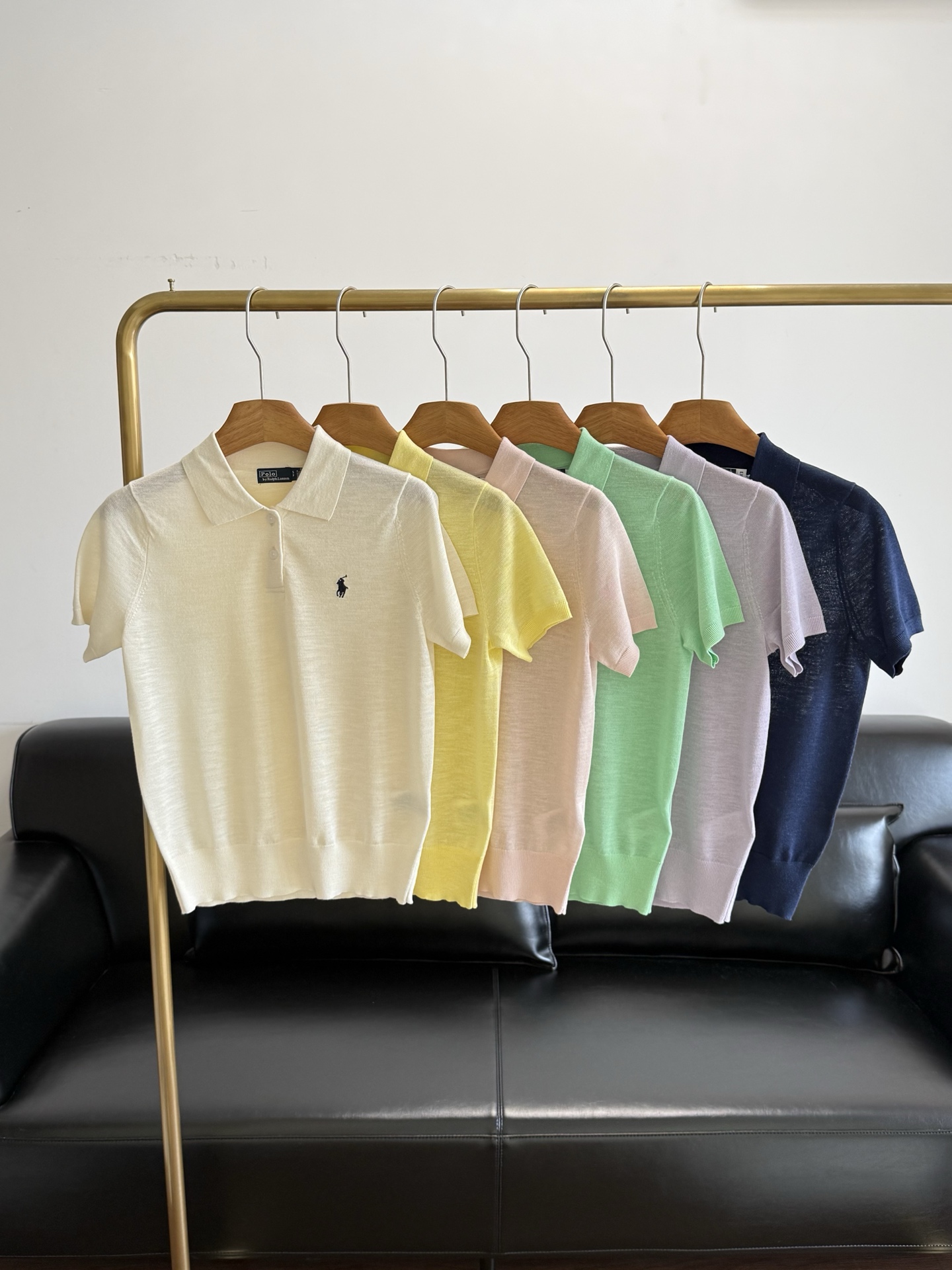 NO:836524,——Ralph Lauren's same style polo sweater, 50% cashmere silk ~ soft and waxy to the touch, and the fabric has a sense of drape and texture! The fabric has strong wrinkle resistance and is not prone to pilling and deformation for daily wear. The classic lapel + two-button design creates a timeless wardrobe, whether it is commuting to the workplace or going out on the weekend. It is a little casual, a little formal, a little durable, but the whole person feels very relaxed!  Especially when you go out to play, simple clothes are the best. If you want to wear tasteful clothes, this kind of clothes is particularly important. It is more tasteful than wearing a luxury brand with logos all over it!  Code number sml white yellow pink green purple blue, real silk,19860909——拉夫劳伦 同款polo针织衫 50山羊绒真丝～触感软糯亲肤 同时面料自带的垂坠感与肌理感!面料抗皱性强,日常穿着不易起球变形 以经典翻领+两粒扣设计打造出永不过时的衣橱刚需无论是职场通勤还是周末出街 就是它又有一点休闲,又有点正式,有一点耐看,就是整个人呈现很松弛的感觉！尤其出去玩简简单单的才是最好看的,如果你想要穿的有品位,这种衣服尤为重要,比你穿个满身logo的奢侈品牌都还要有品味！ 码数sml 白色 黄色 粉色 绿色 紫色 蓝色,,real silk,,Women's clothing