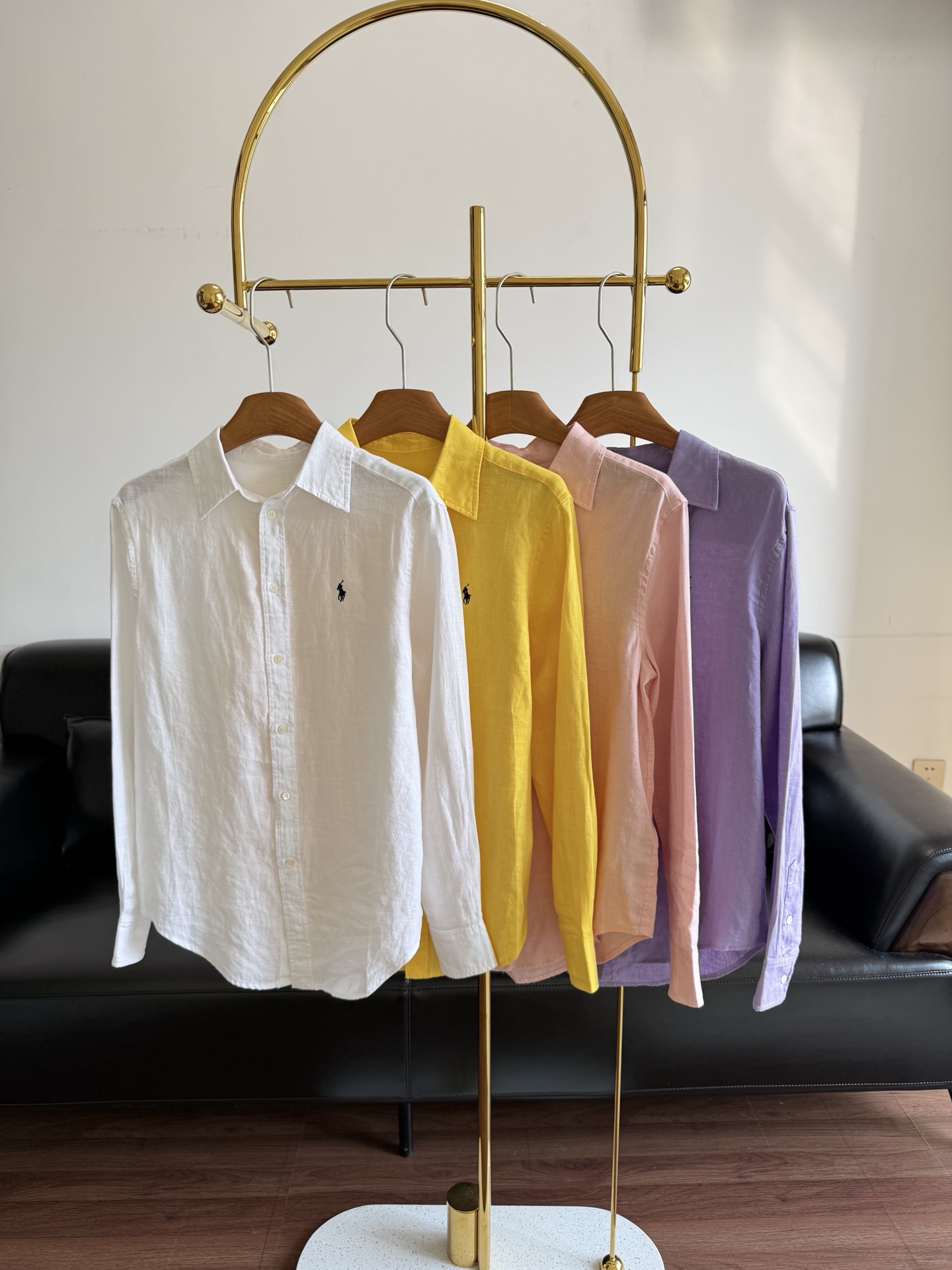 NO:837188,——RL pony embroidered linen solid color shirt. Today’s must-have hit from Raff’s. This summer’s old money style and dopamine must be arranged for you. The linen shirt will not be outdated for at least 10 years in the wardrobe. The basic shirt is clean and will not be outdated for 10 years. The pony embroidery logo on the chest is embellished. It is completely ok for daily commuting. Size sml white yellow pink purple, shirts,19860909——RL小马刺绣亚麻纯色衬衣 今日必收拉夫家爆款 今夏的老钱风和多巴胺都必须安排给你们 亚麻衬衫放在衣柜至少10年都不会过时 基础款衬衫干干净净,穿10年都不会过时,胸前小马刺绣标点缀,日常通勤都完全ok 码数sml 白色 黄色 粉色 紫色,,shirts,,Women's clothing
