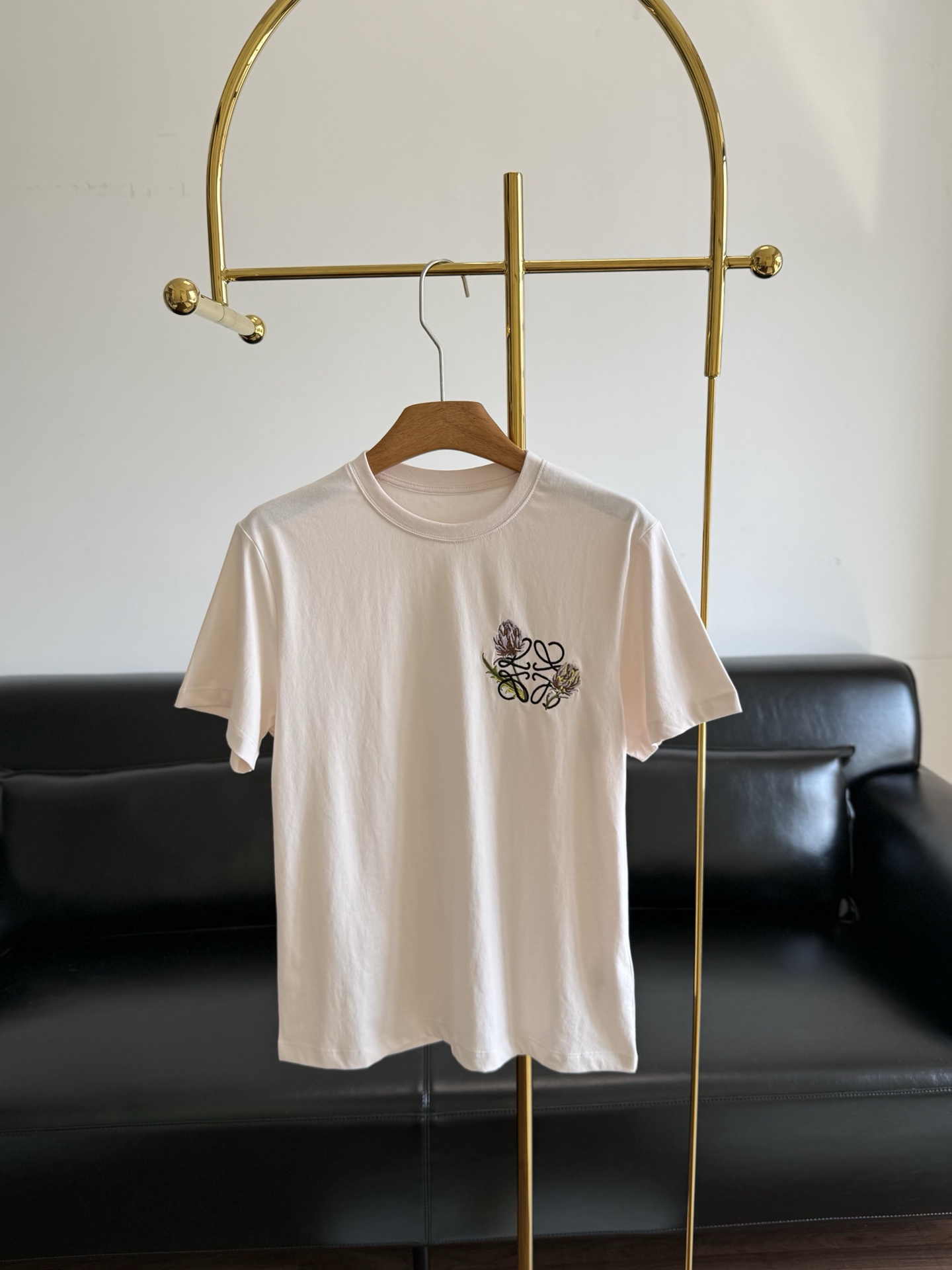 NO:837191,——LOEWO's same style logo embroidered T-shirt. In summer, it should be light and comfortable. This summer's T-shirt was contracted by LW. Seeing this is like strolling on an island in the afternoon. It turns out that the visuals really relax people physically and mentally!  All I can say is that this is my favorite T-shirt this season!  Who knew how versatile it could be!  What a sunny boyish feeling!  This set is very suitable for daily life in the city, and can perfectly connect with the weekend vacation atmosphere. Without too many modifications, you can wear it with a relaxed and high-end feel~ The cotton fabric has been carefully processed in terms of feel, thickness, stretch, and stretch. It feels soft and smooth!  Those who know the stuff will know it right away!  This kind of thin material collar requires very exquisite craftsmanship, and it is also a double-layered collar. It is all made of pattern. The completed collar shape is smooth and has a firm seal. The size is completed strictly according to the paper pattern requirements!  Code number sml,,loewe,tees,t-shirt,19860909——LOEWO同款 logo刺绣T恤 夏天的状态,就该是轻盈又自在的.今年夏天的T恤,被LW承包了 看到这款就像午后漫步在小岛原来视觉真的会让人身心放松！ 只能说本季最爱最爱的T恤！谁懂它有多百搭！好一个阳光少年感！这套很适合城市日常,也完全能衔接周末的度假氛围.不用太多修饰,就能穿出松弛高级感~ 棉面料 在手感 厚度 拉伸度 回伸度都进行了精细的处理 手感柔软顺滑！懂货的一摸就知道了！这种薄的料子上领非常考究手艺 而且还是双层领 都是做版的来上领 完成后的领型圆顺 封口牢固 尺寸严格按照纸样要求完成！ 码数sml,,loewe,tees，t-shirt,,Women's clothing