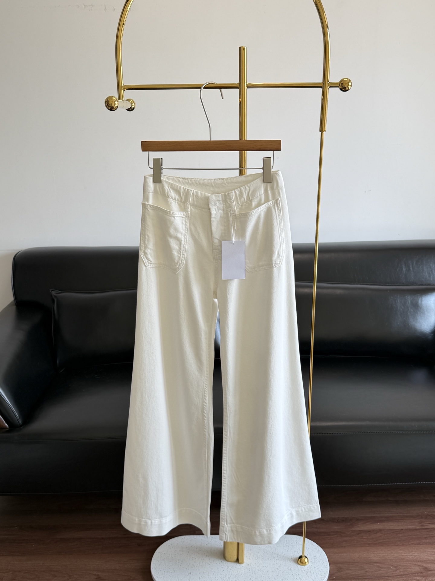 NO:837175,——CELINE’s latest wide-leg flared pants with Arc de Triomphe embroidery!  !  !  Pure cotton fabric!  A pair of legs that show off their long legs!  I must vomit blood and recommend it!  !  !  First, take a look at this version and texture!  You know they are brand-name jeans!  A pair of pants that couldn’t be any better if the fit, wash, and fabric were lacking!  The new hot model from ce!  The legs are straight, loose and slightly flared downward!  It can be casual, relaxed or French style!  !  The upper body will make the legs look particularly long and the person will look particularly tall and straight!  ,,celine,jeans,19860909——CELINE最新款凯旋门刺绣阔腿喇叭裤！！！ 纯棉面料！巨显腿长的一条！ 我一定要吐血推荐！！！ 首先你们看一眼这个版型和质感！ 就知道是大牌牛仔裤！ 版型、洗水、面料缺一点都不行的一条裤子！来自ce新款大爆款！ 腿部是笔直宽松向下微喇叭的线条！ 可休闲可松弛还可以法式！！ 上身会显得腿特别长,人特别挺拔！,,celine,jeans,,Women's clothing