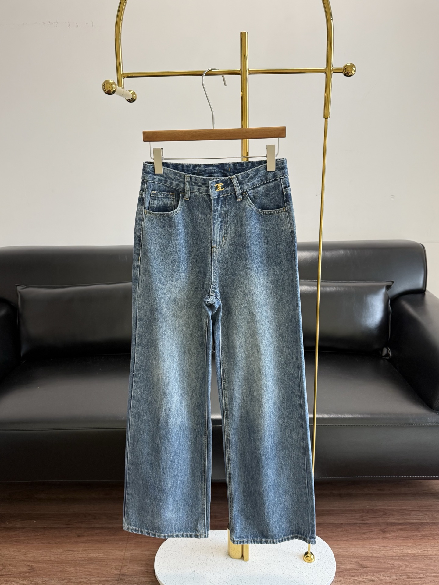 NO:837823,——Xiaoxiang’s new 26P popular style straight high-waisted jeans with double C three-dimensional logo on the back pockets, pure cotton!  The soft and drapey fabric really surprised me when I first put it on. Needless to say, the style is absolutely stunning!  Early spring style!  Very comfortable to wear in summer!  Comfort must come first; these are fashionable and high-end jeans!  Textured jeans!  Confidence is a timeless item. Wear relaxed confidence on your body. Size 34 36 38,,jeans,19860909——小香新款26P爆款后侧口袋双C立体logo直筒高腰牛仔裤 纯棉！柔软垂感面料 一上身真的惊艳我了 不用多说的款式 绝对爆！ 早春款！夏天穿都很舒服！舒服肯定第一； 这条就是时髦又高级的牛仔裤！ 有质感的牛仔裤！ 自信是永不过时的单品 将松弛自信穿在身上 码数34 36 38,,jeans,,Women's clothing